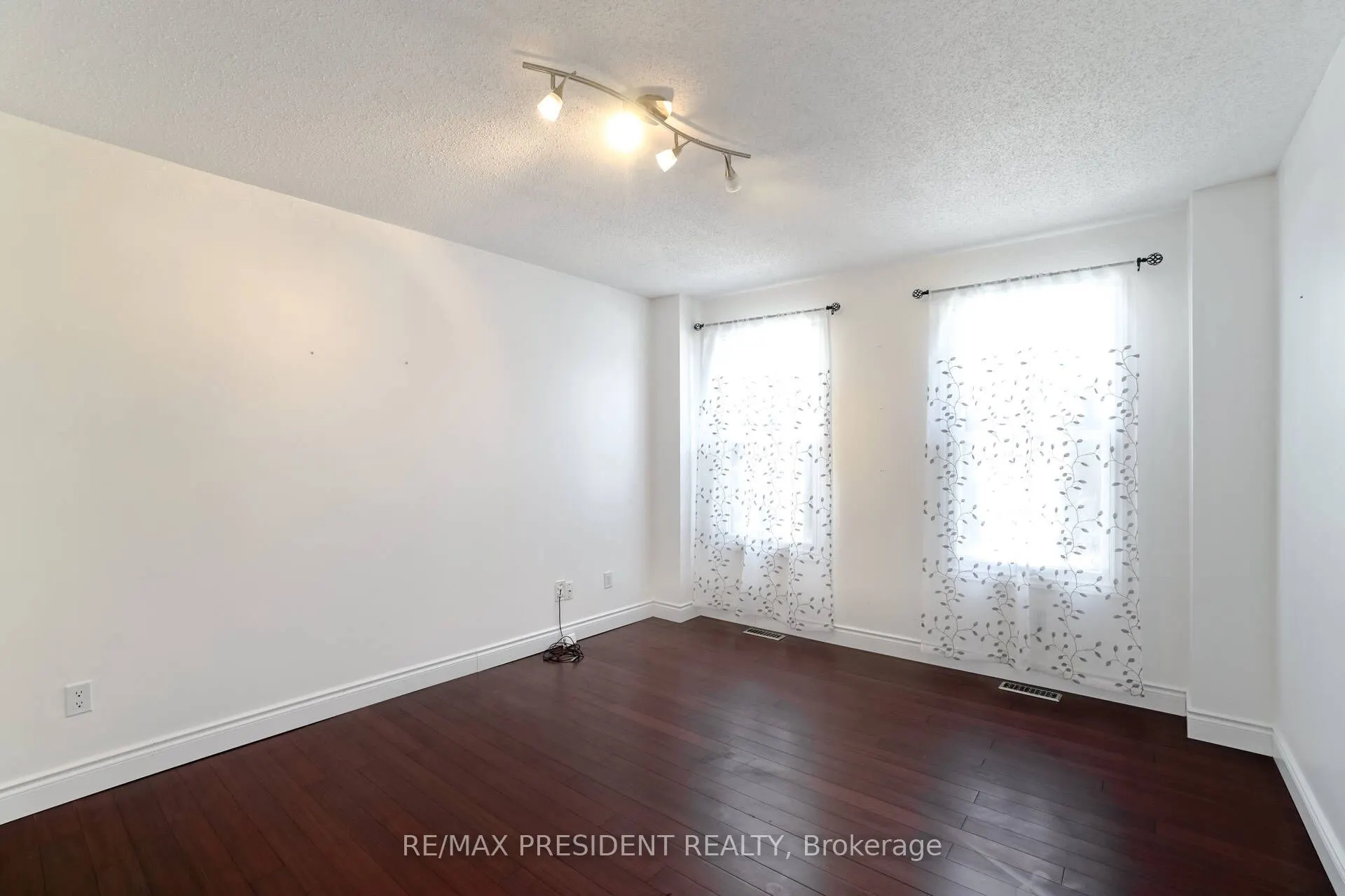 2 White Cliffe Drive