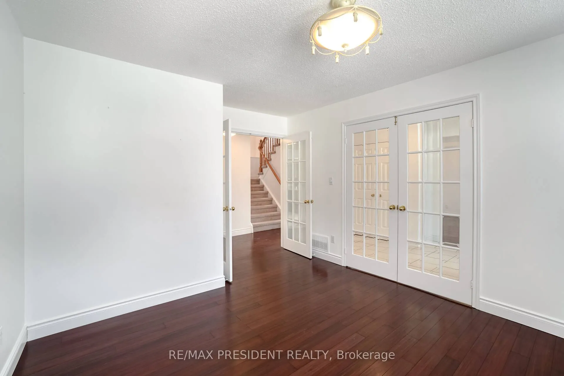 2 White Cliffe Drive