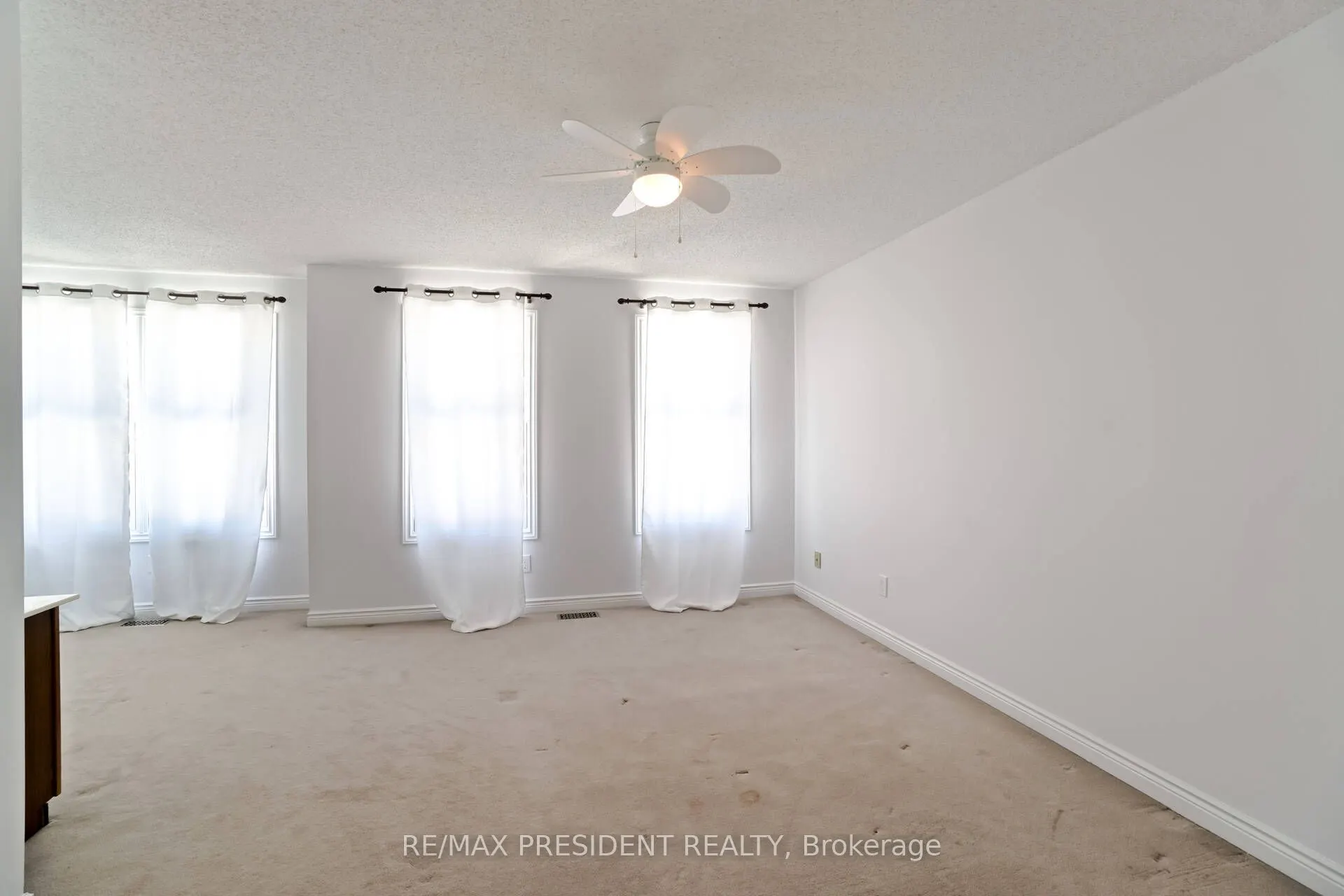 2 White Cliffe Drive