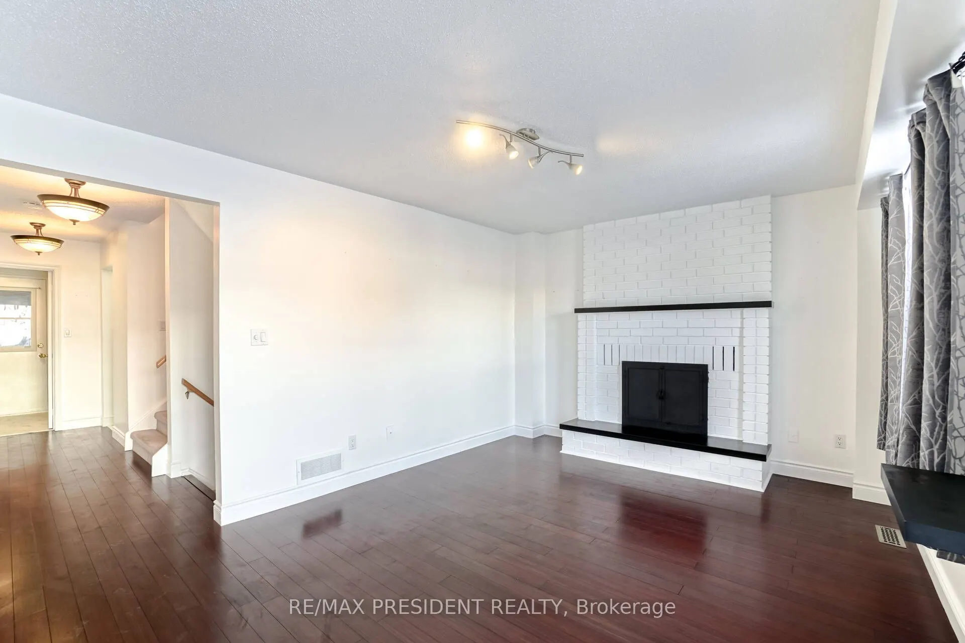 2 White Cliffe Drive