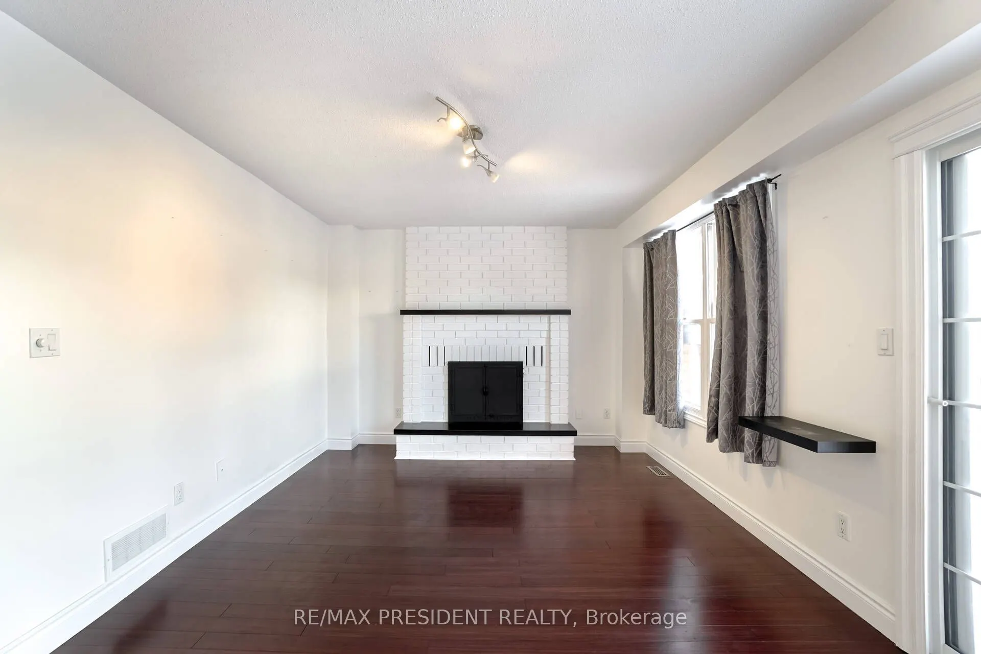 2 White Cliffe Drive