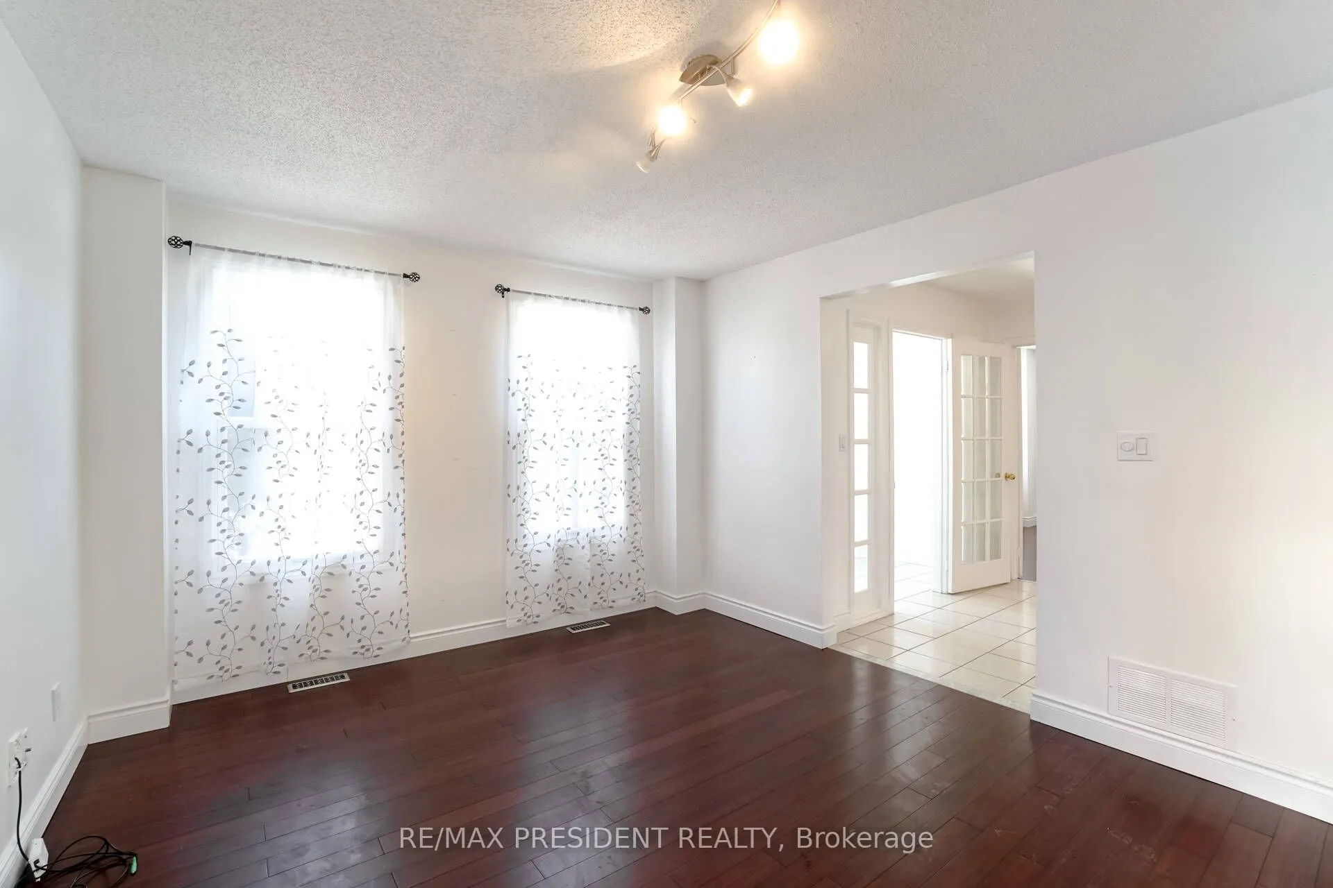 2 White Cliffe Drive