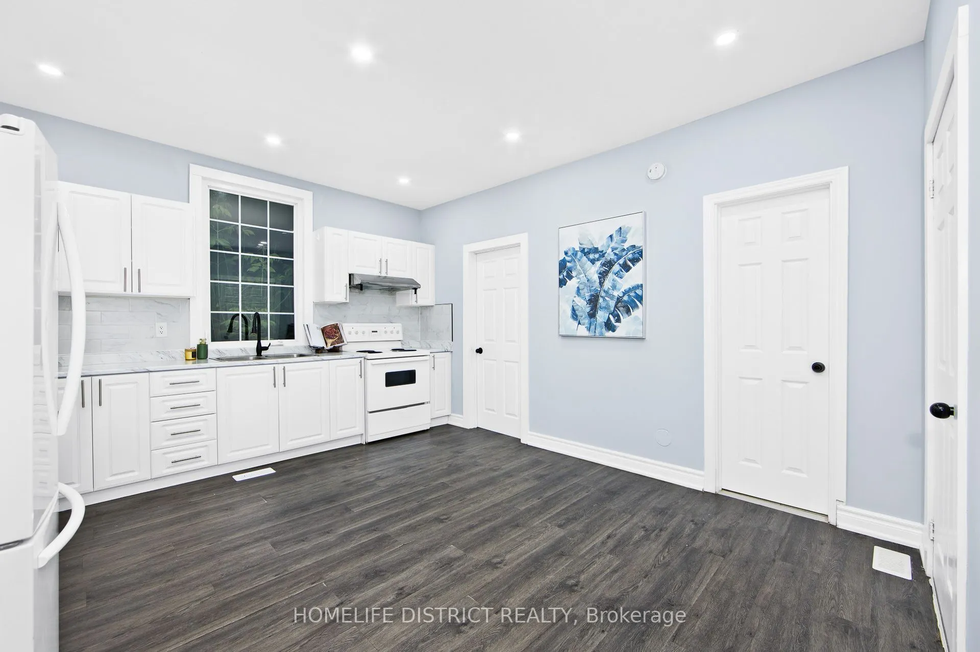 26 Brock Street E