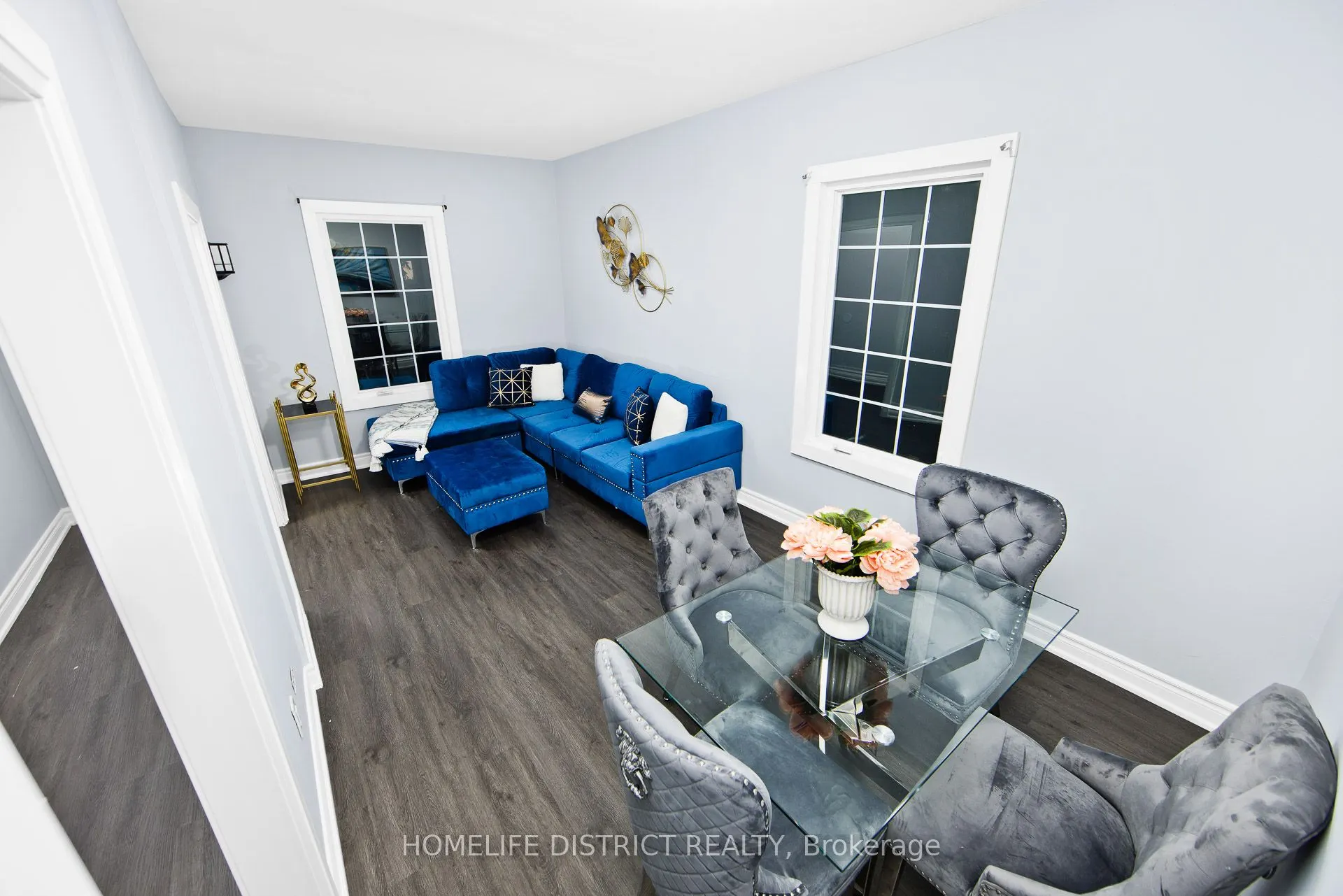 26 Brock Street E