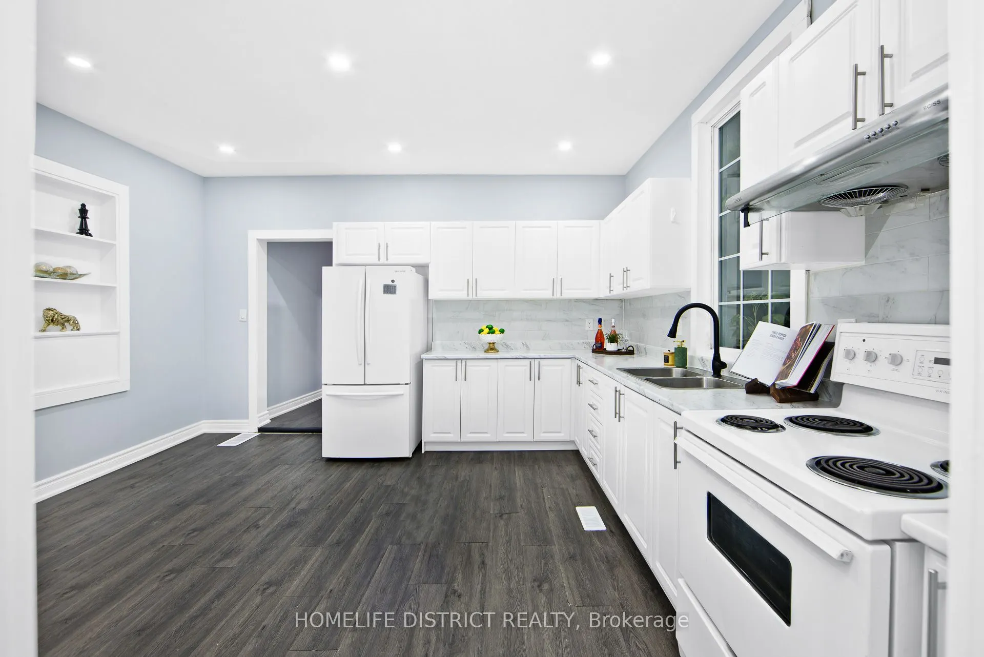 26 Brock Street E