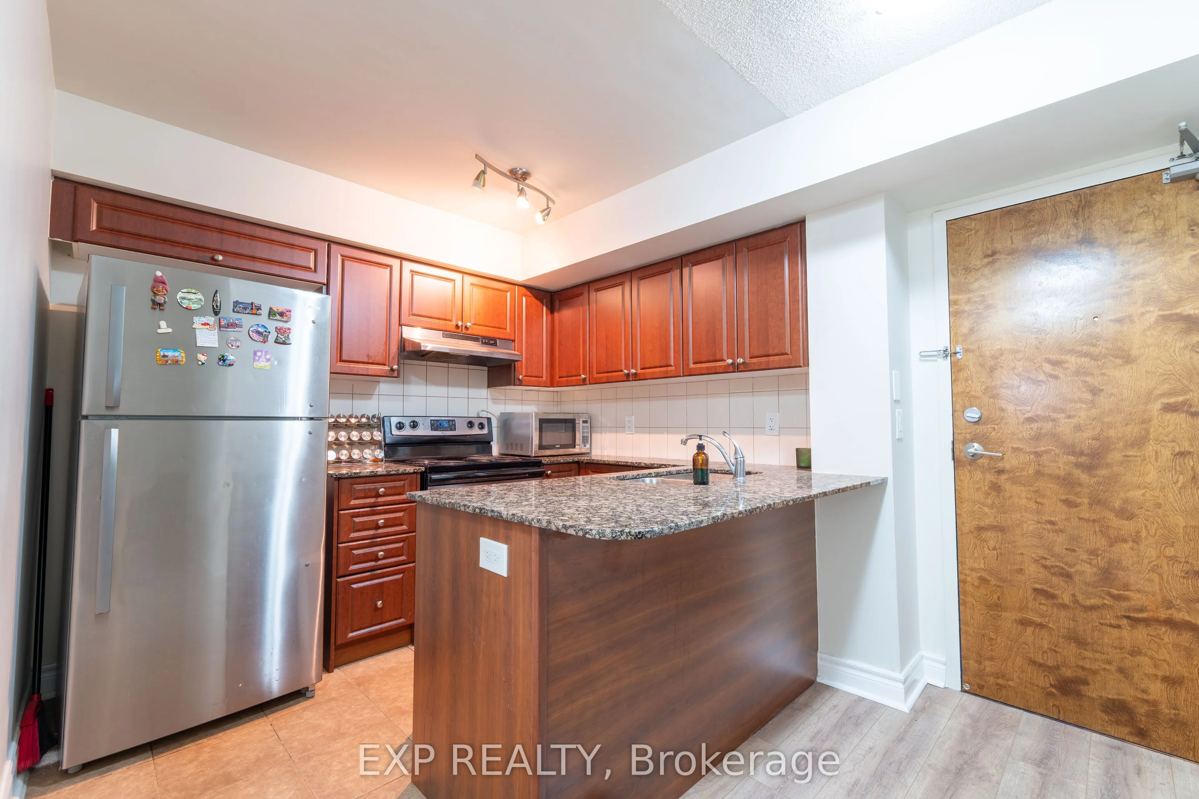 60 Fairfax Crescent N, #221