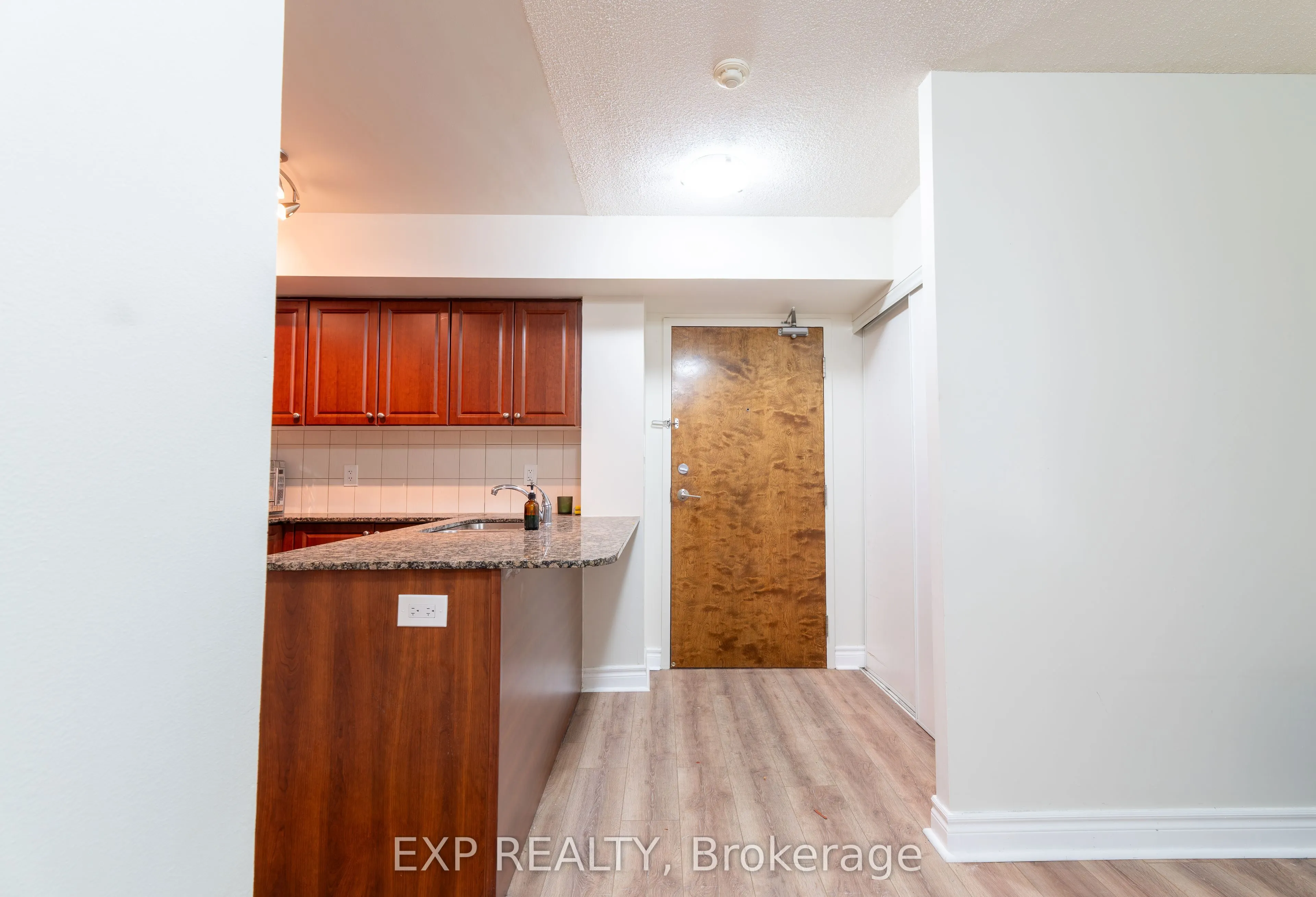 60 Fairfax Crescent N, #221