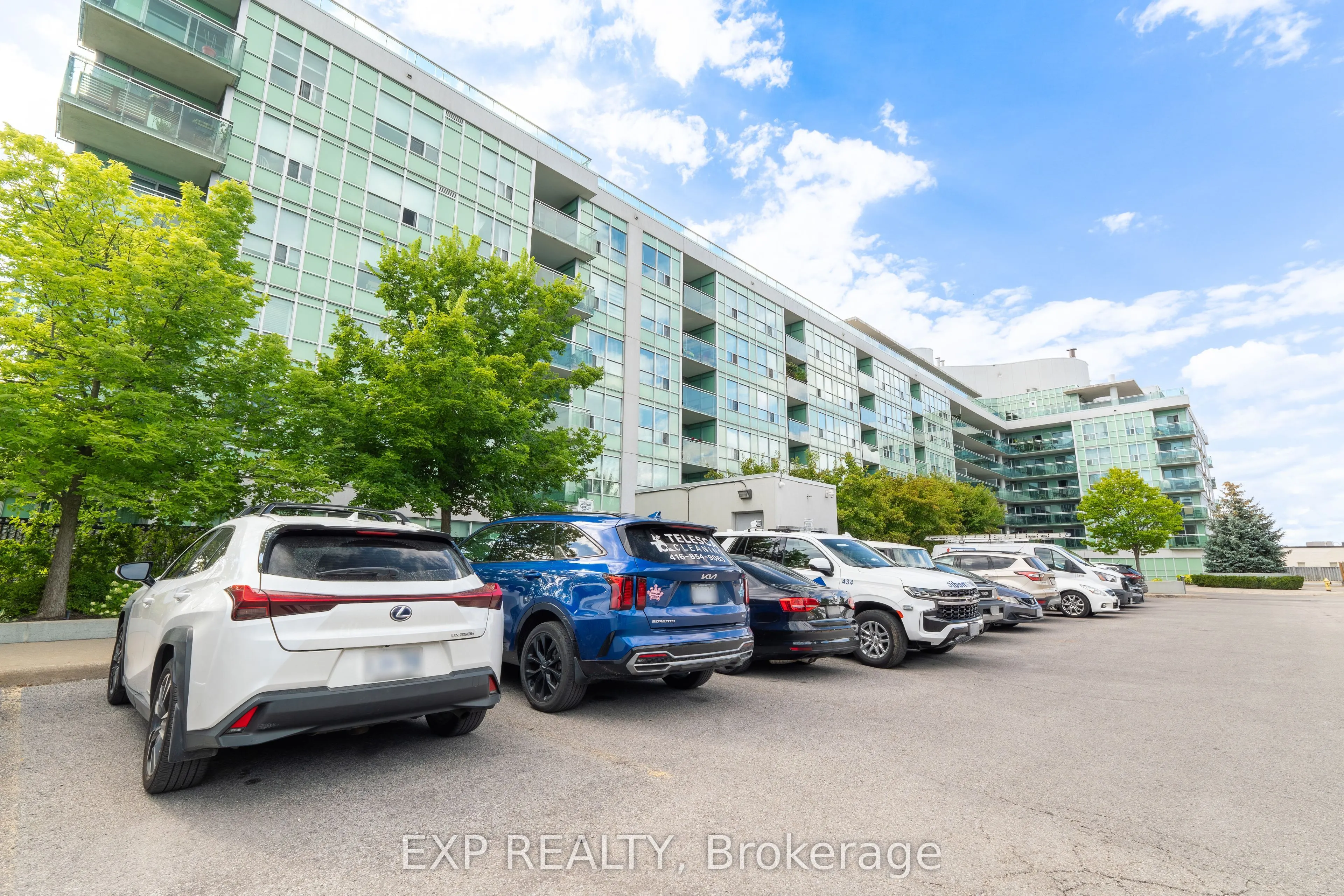 60 Fairfax Crescent N, #221
