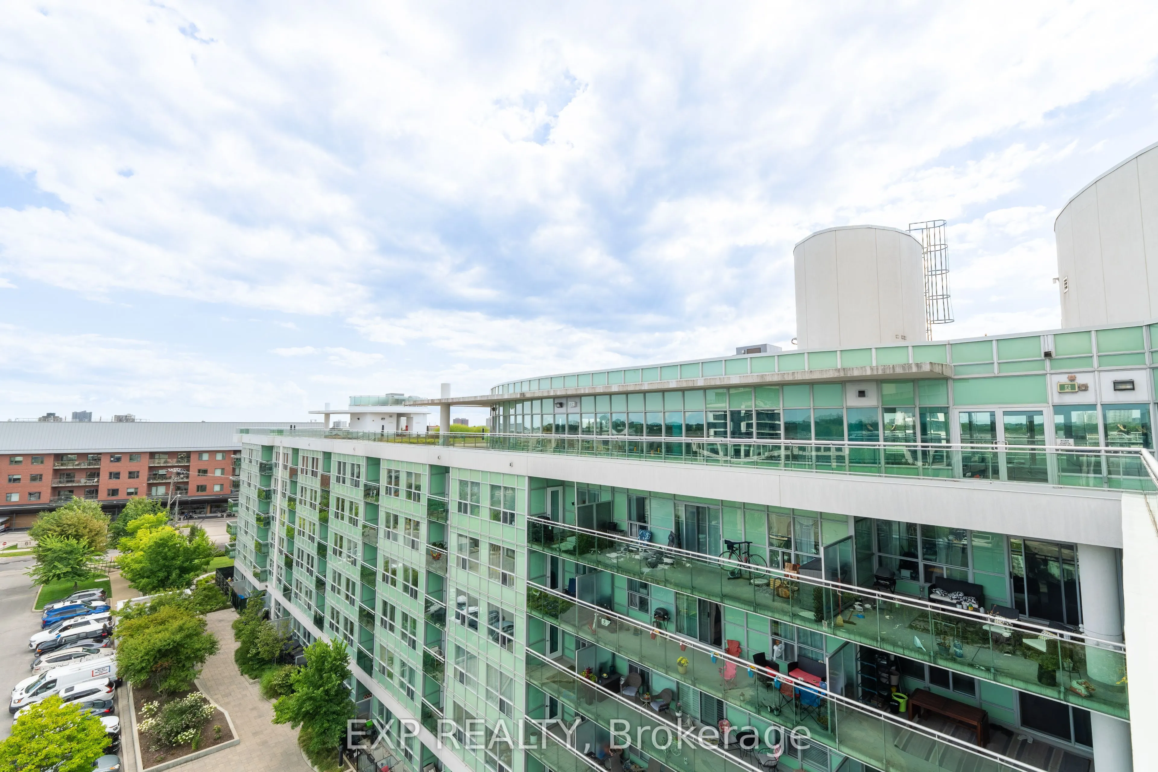 60 Fairfax Crescent N, #221