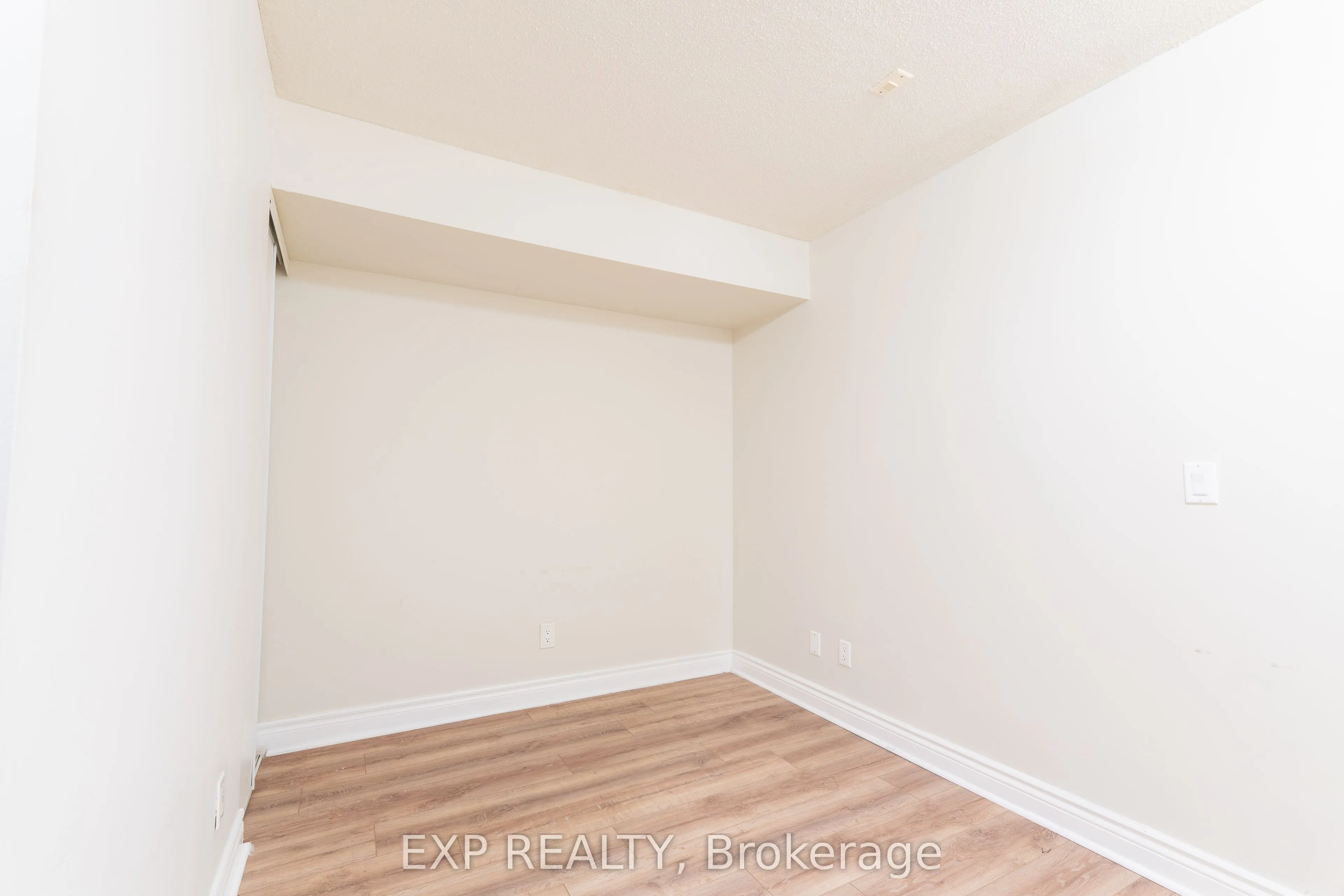60 Fairfax Crescent N, #221
