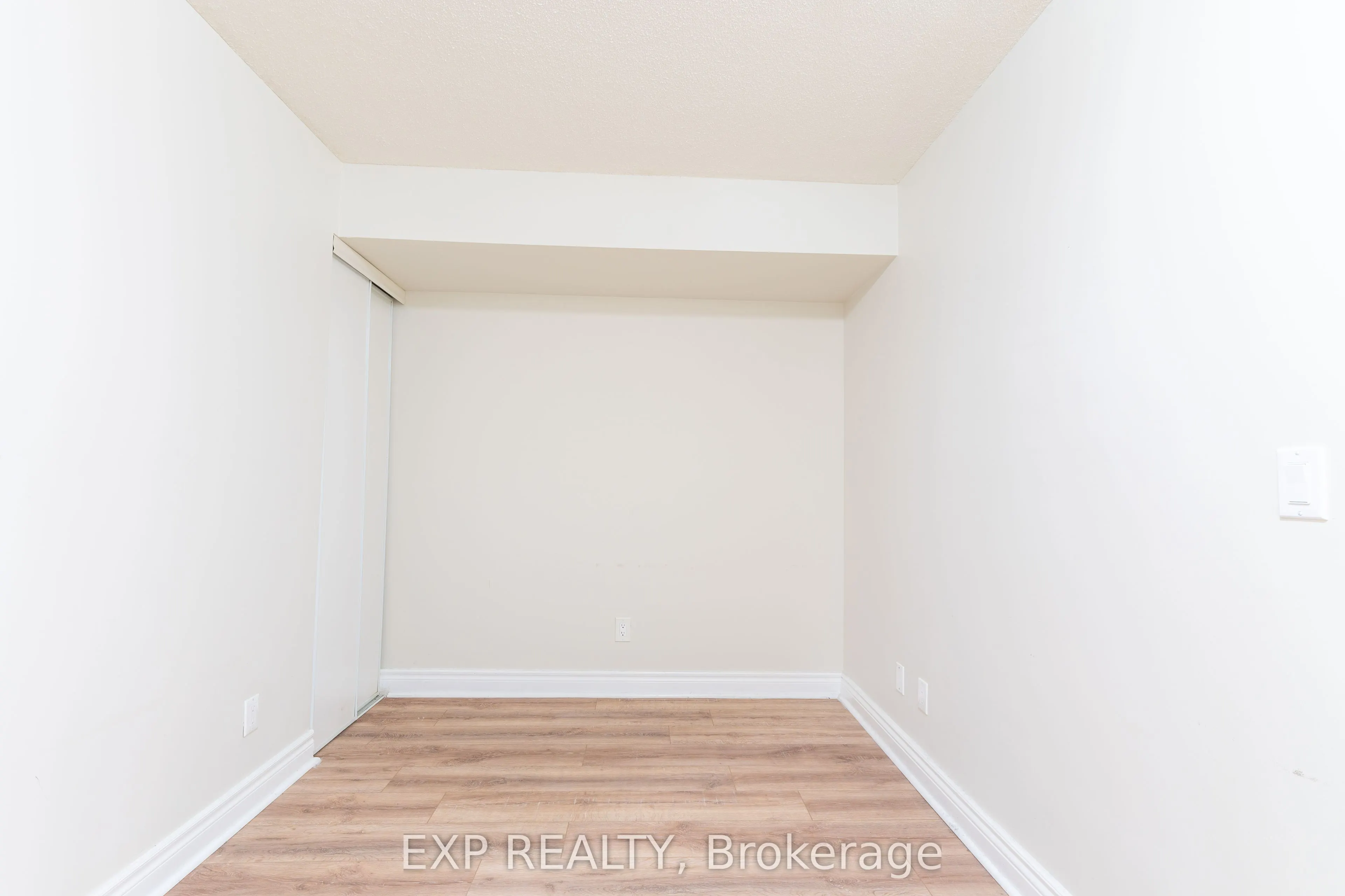 60 Fairfax Crescent N, #221