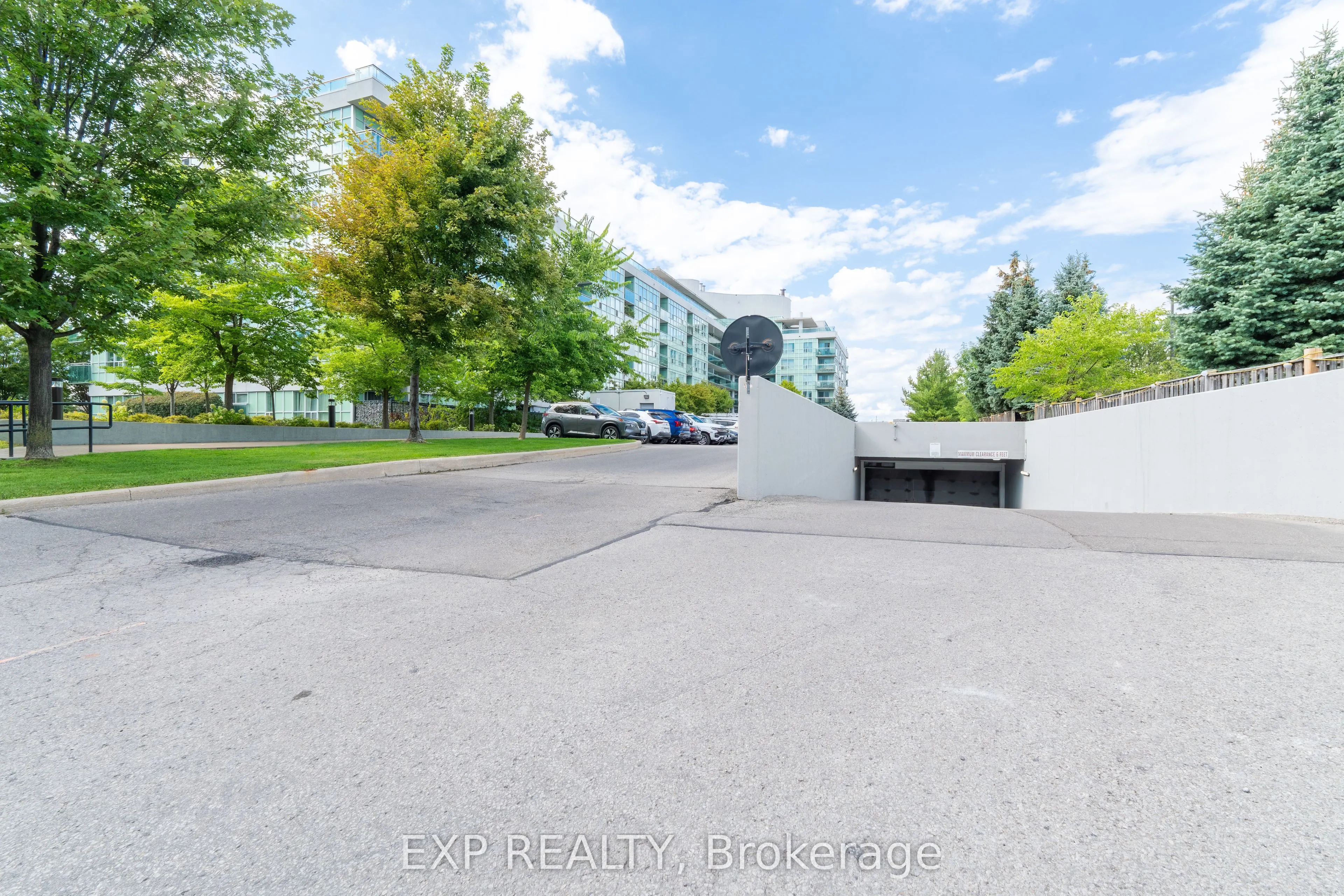 60 Fairfax Crescent N, #221