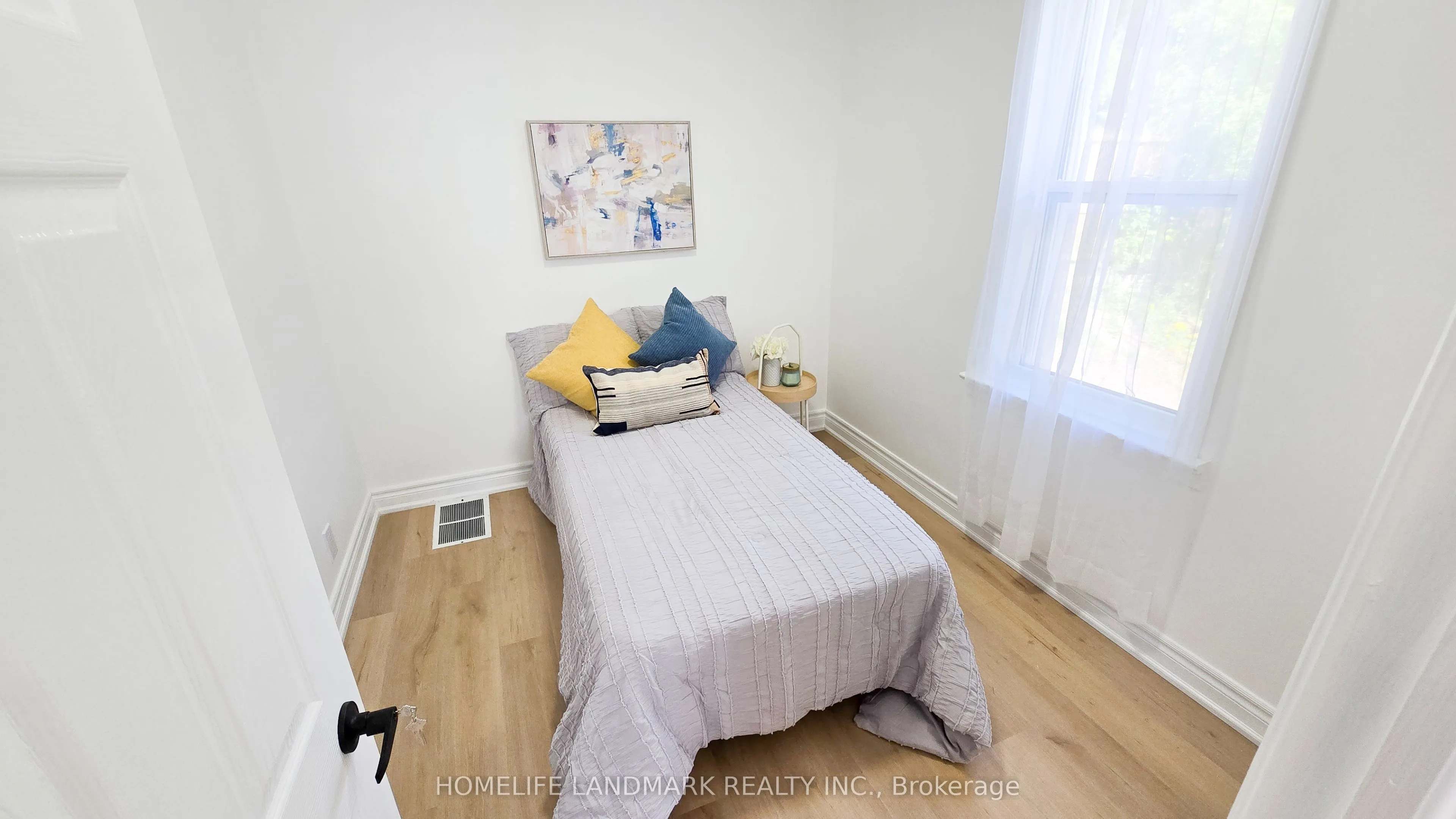357 Oshawa Boulevard N