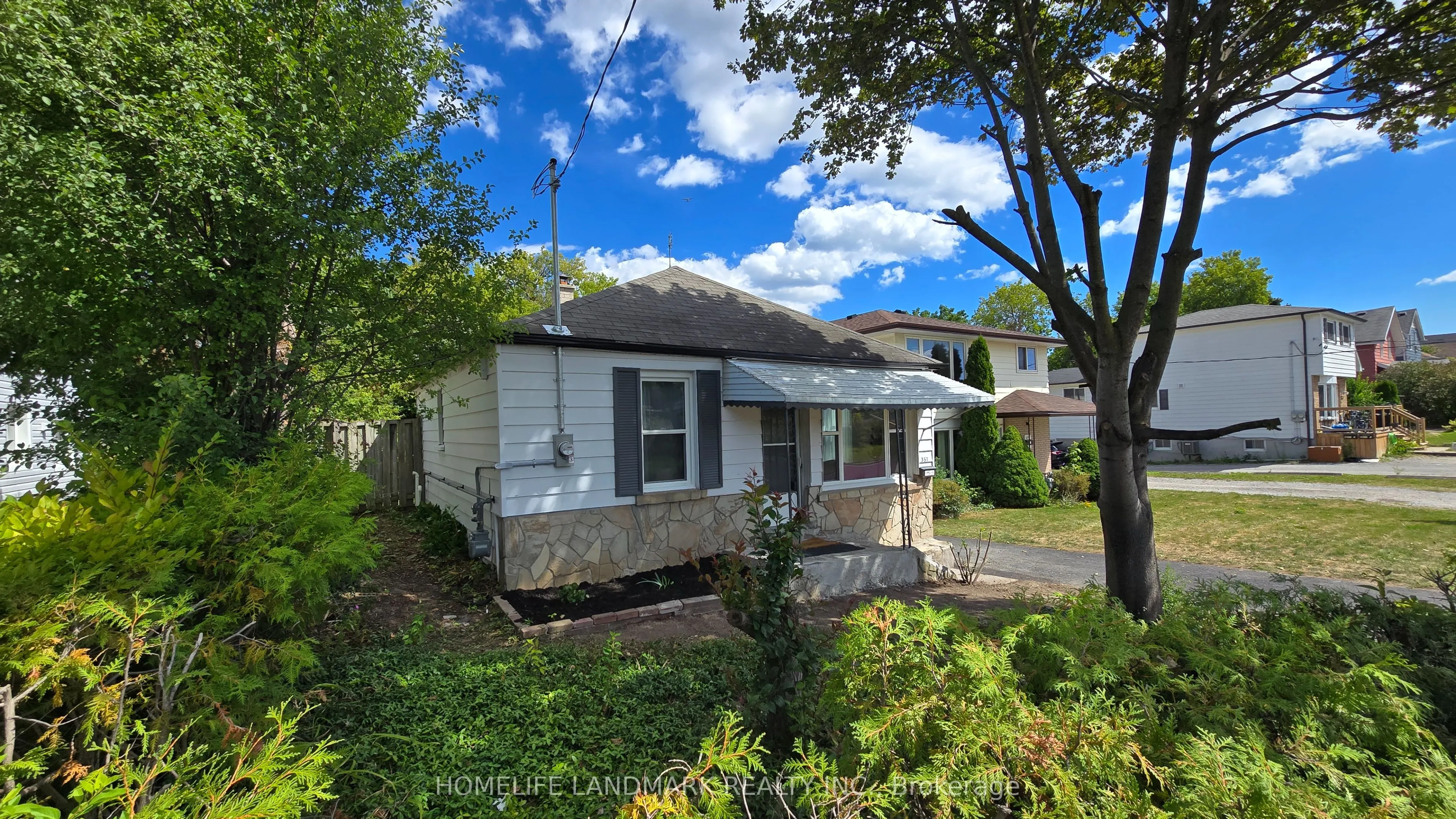 357 Oshawa Boulevard N