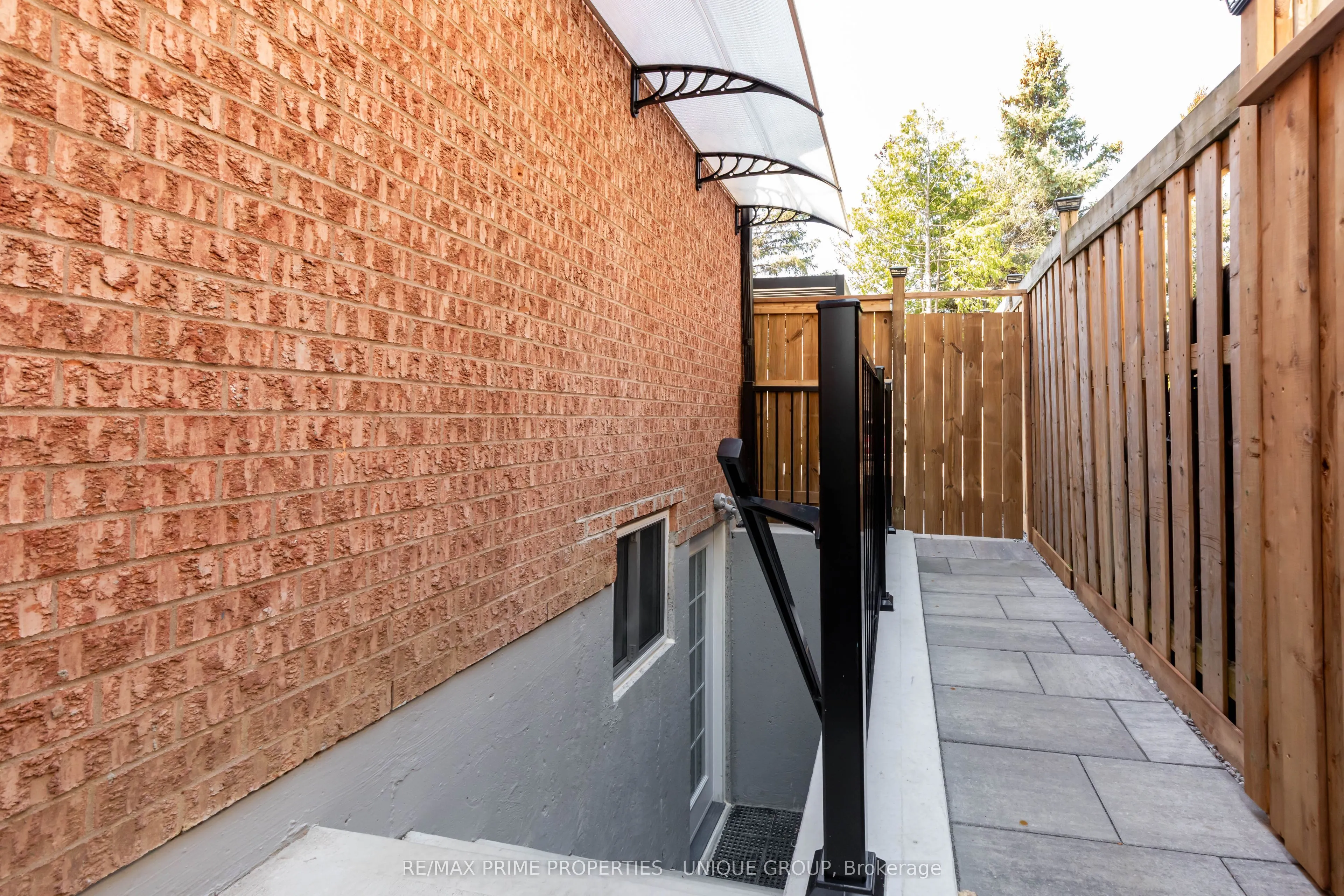 10 Emmett Place E, #Lower