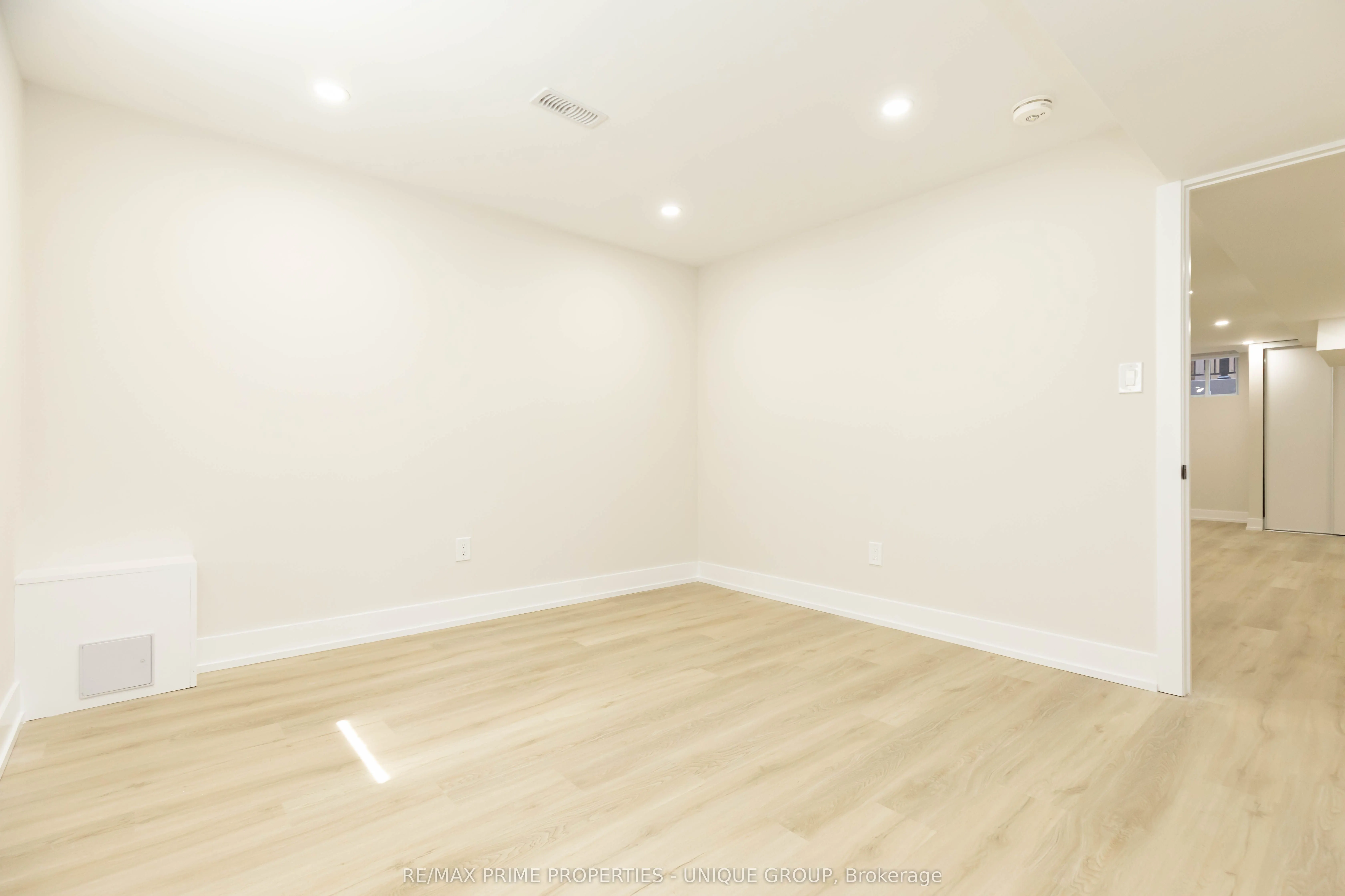 10 Emmett Place E, #Lower