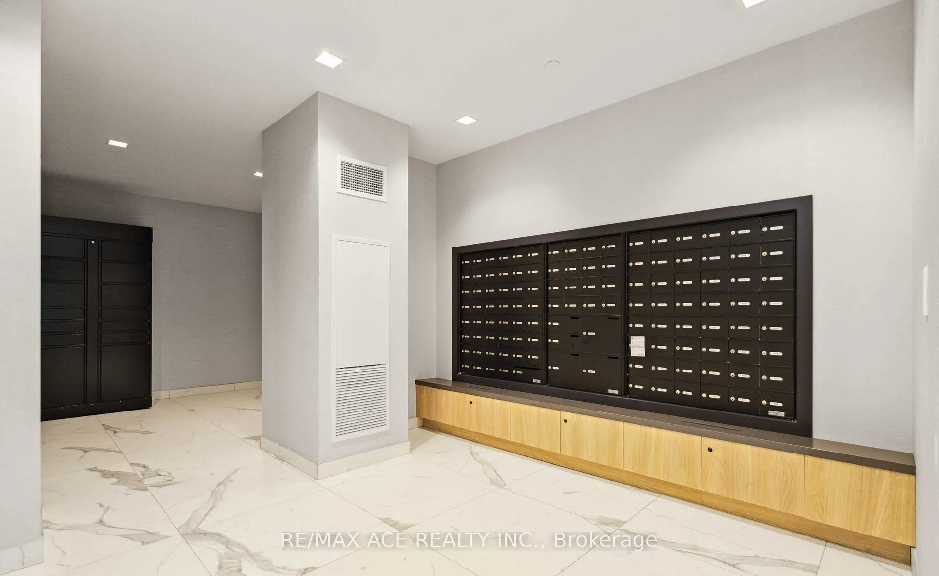 1010 Dundas Street E, #204