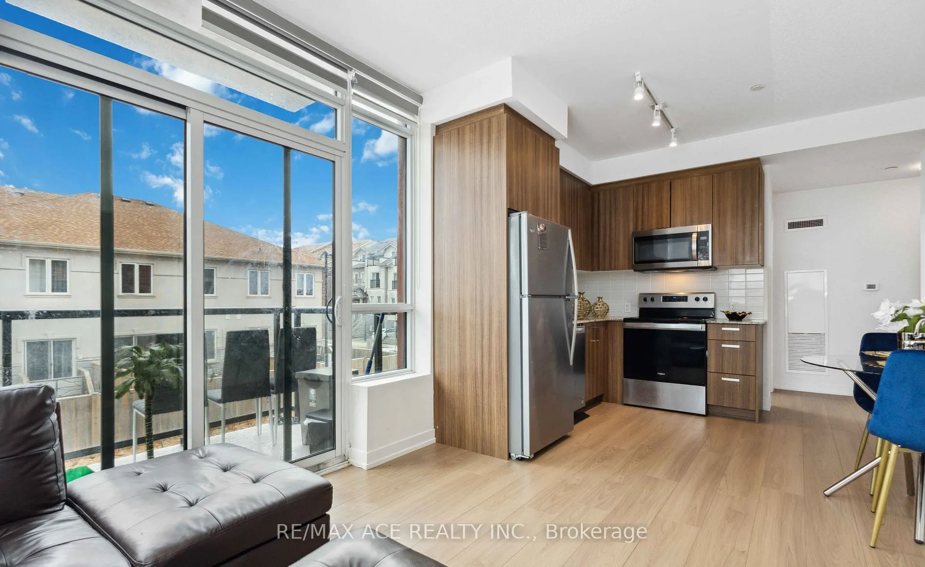 1010 Dundas Street E, #204