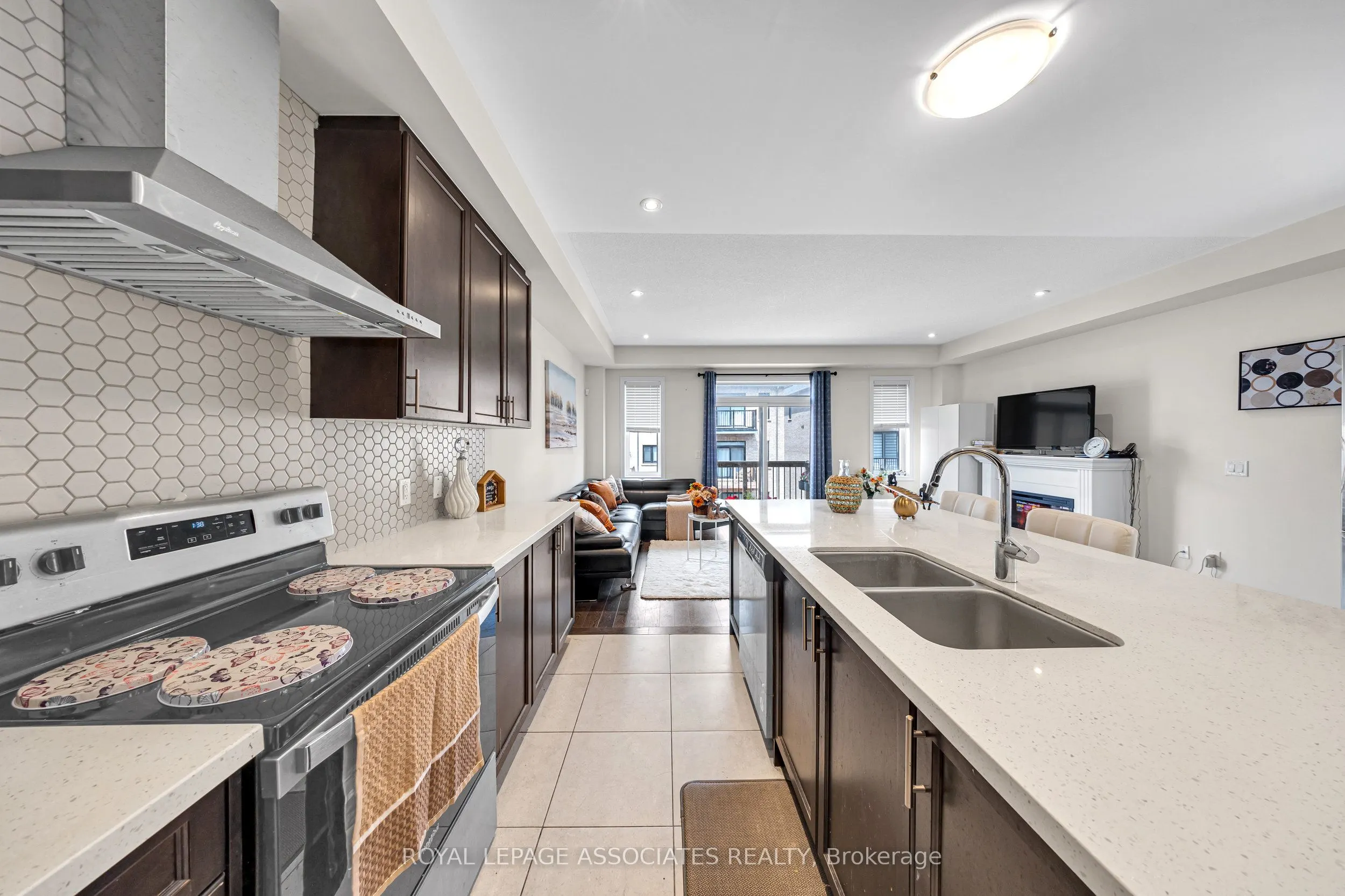 44 Elkington Crescent