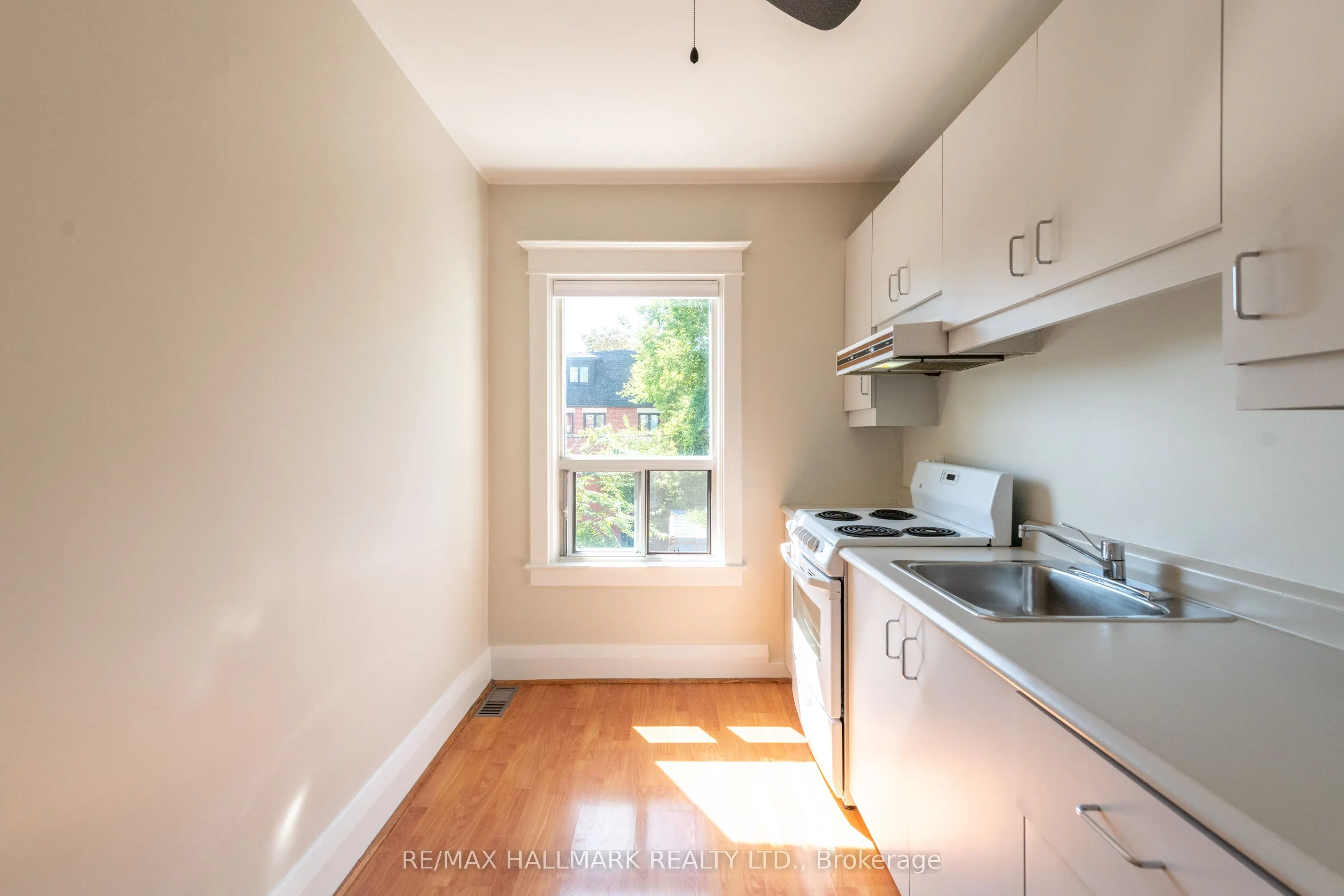 852 Carlaw Avenue