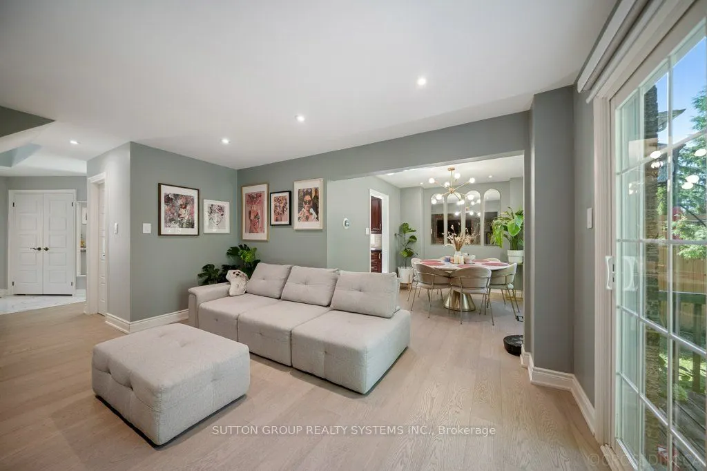 1114 Cedarcroft Crescent