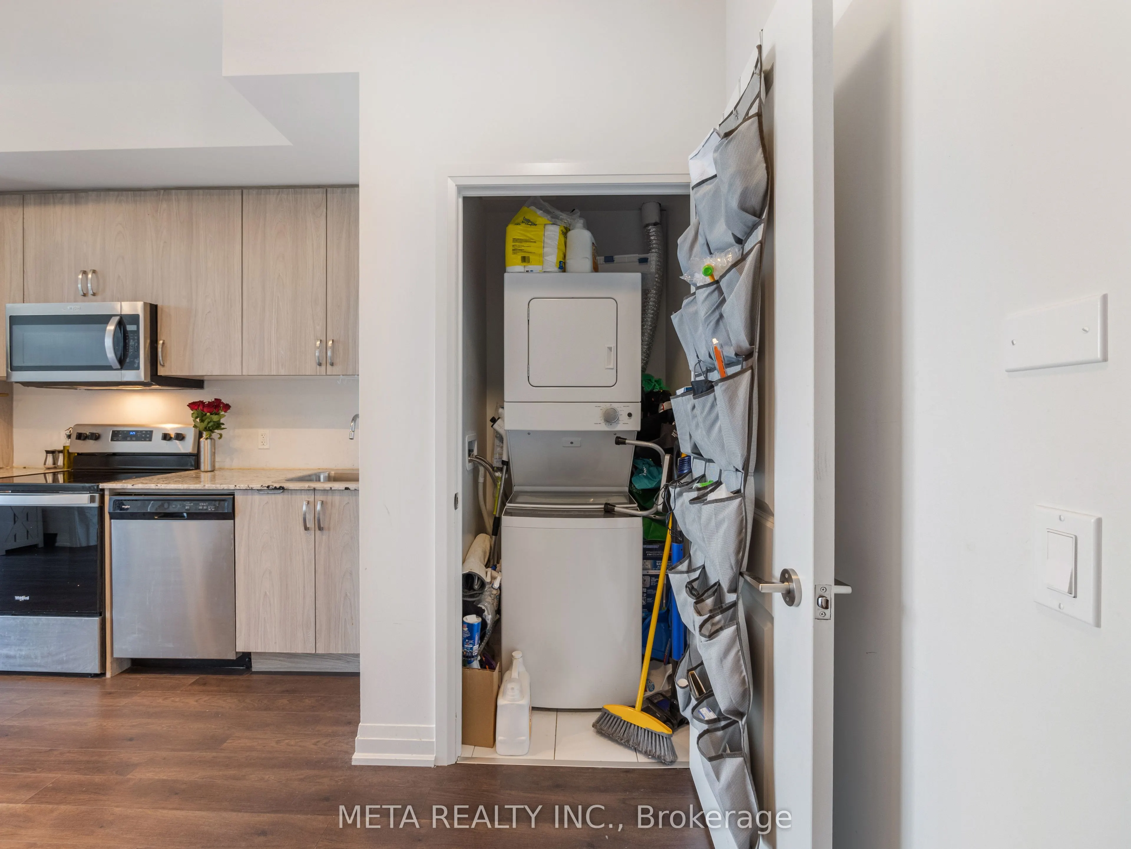 10 Meadowglen Place E, #908