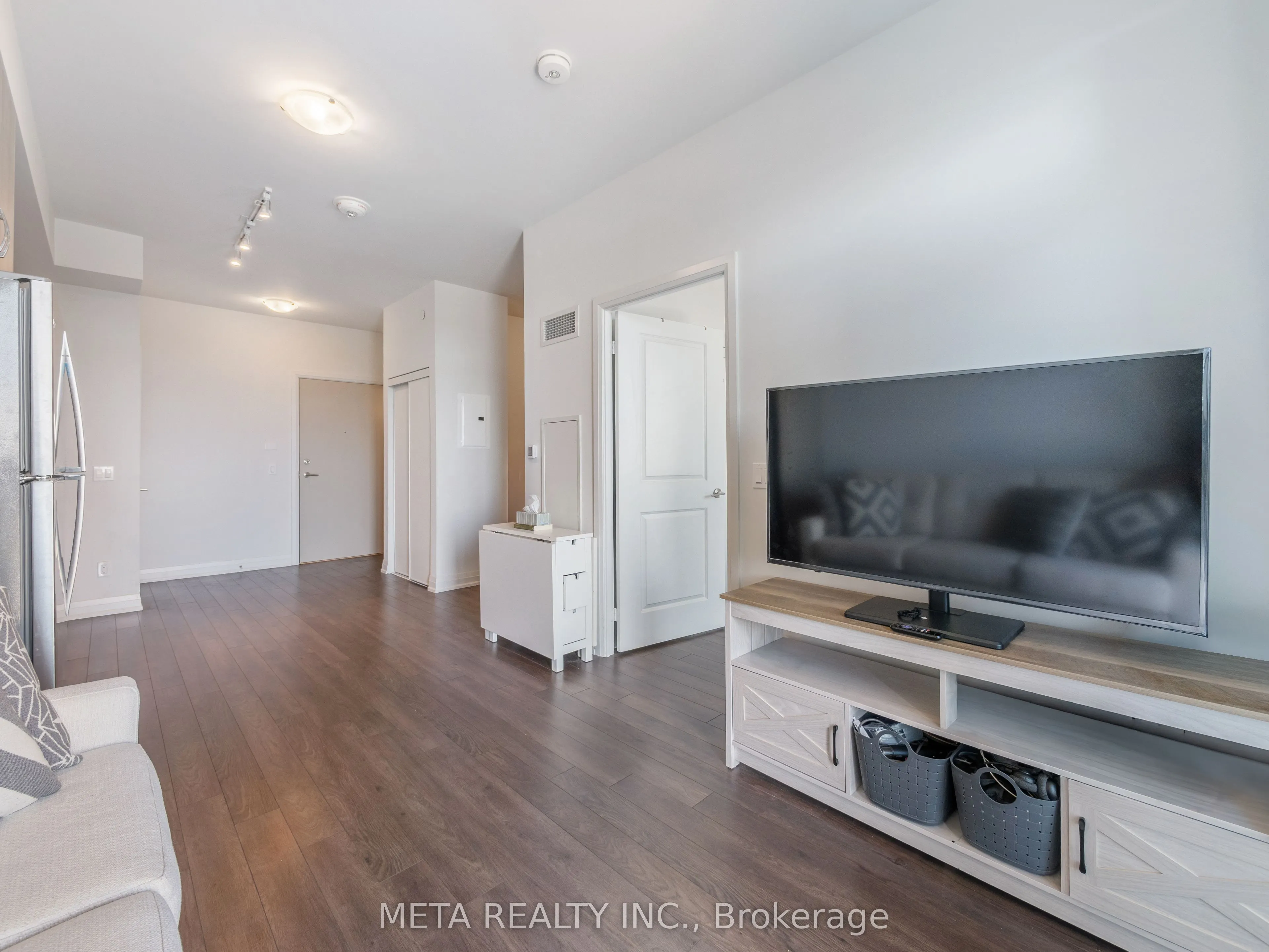 10 Meadowglen Place E, #908