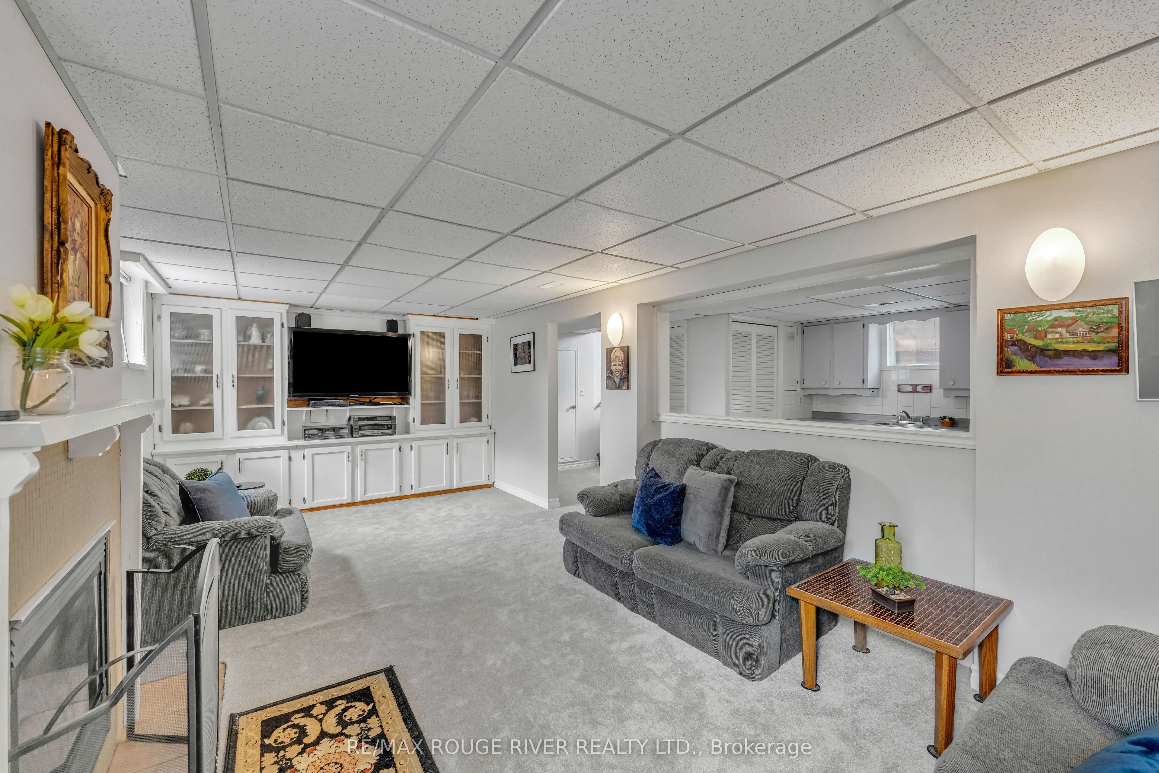 686 Perry Crescent