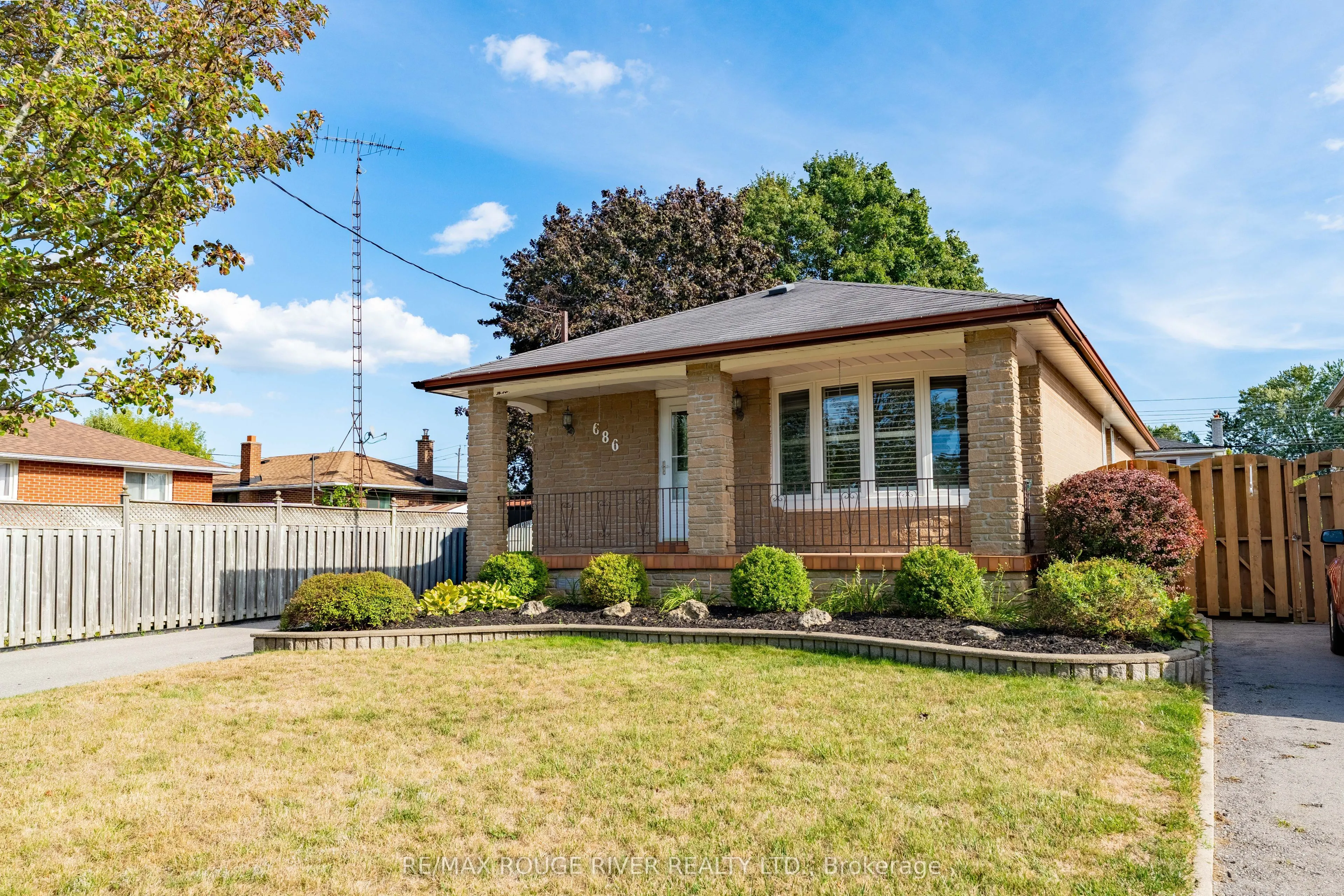 686 Perry Crescent