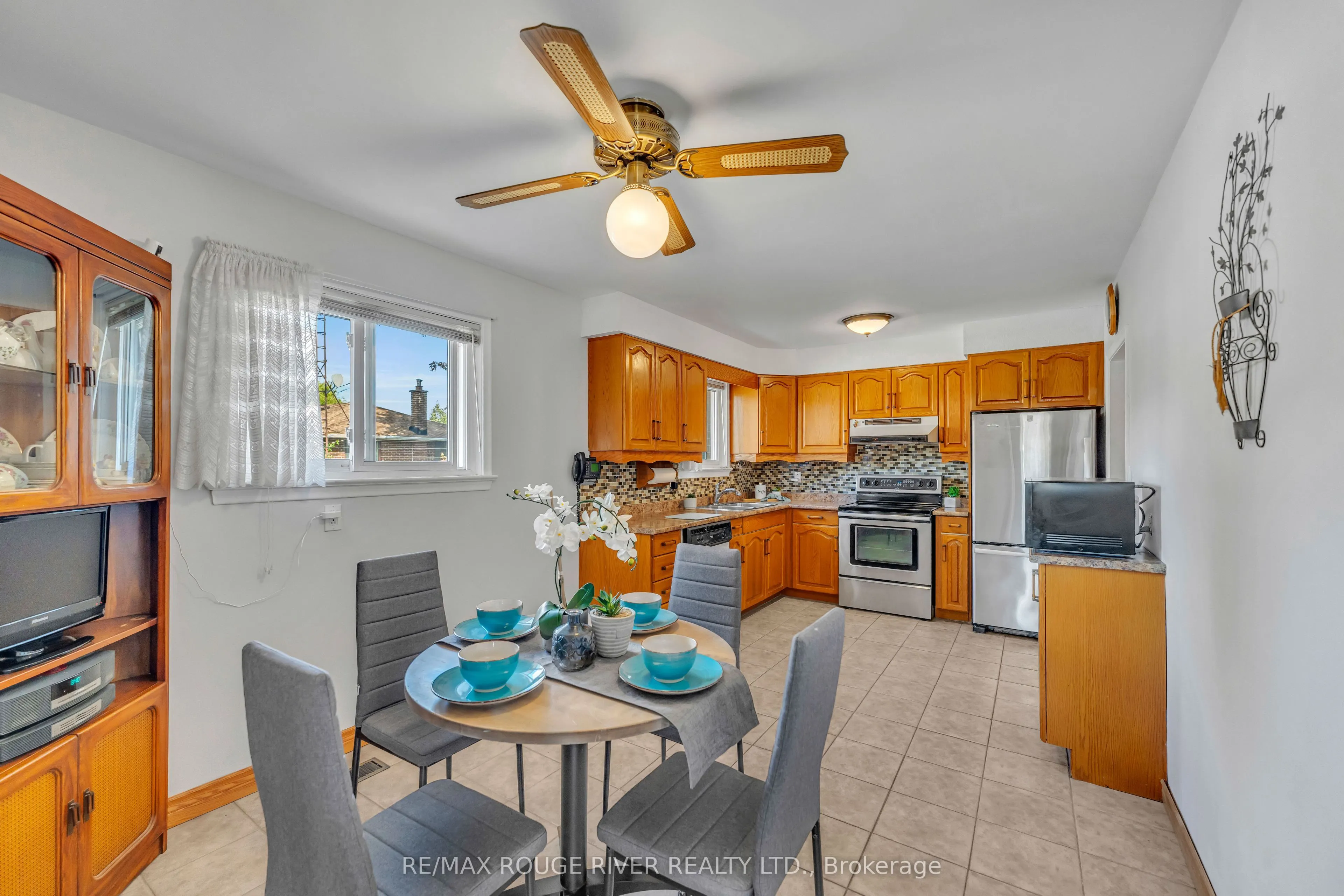 686 Perry Crescent