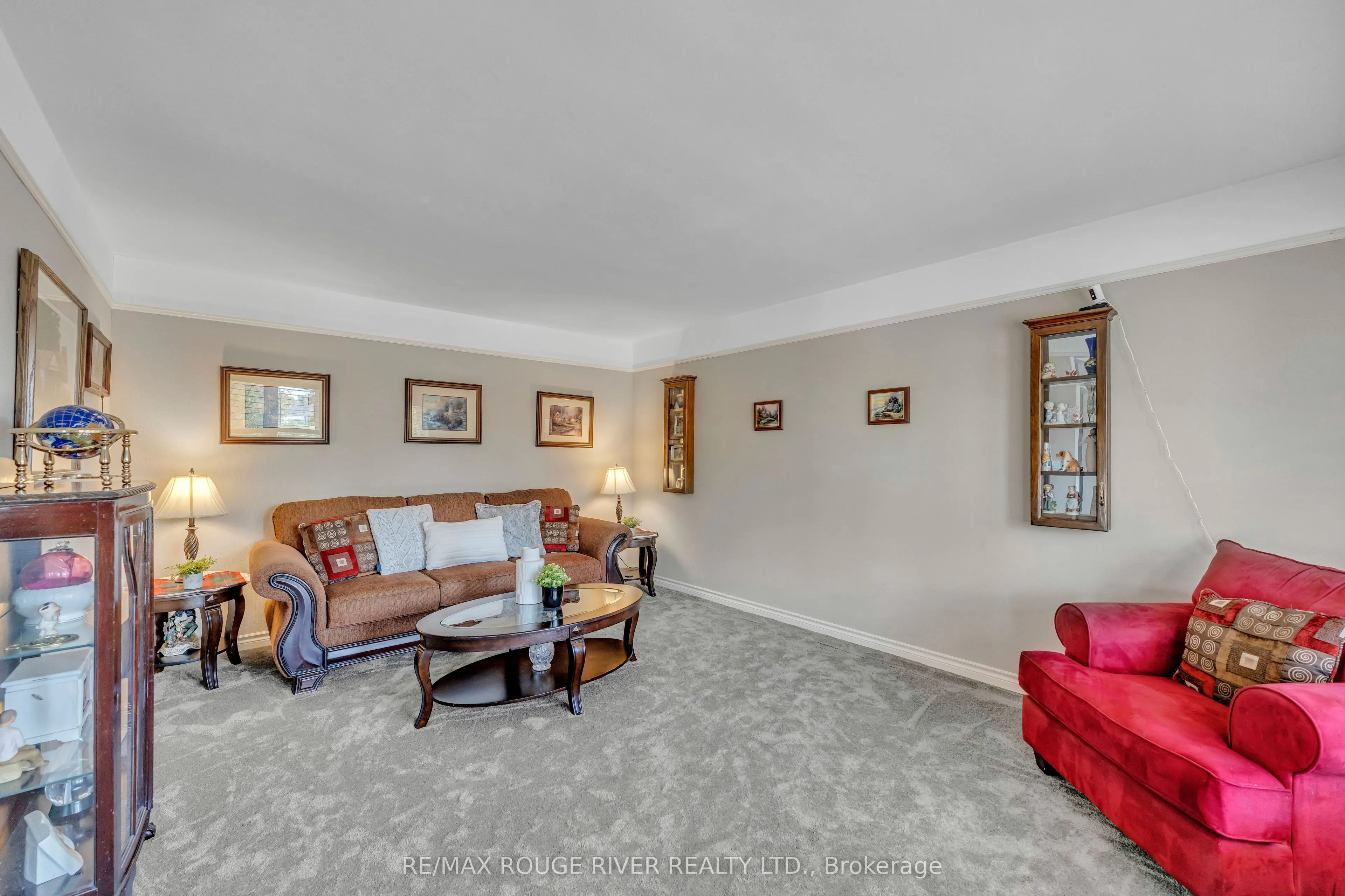 686 Perry Crescent