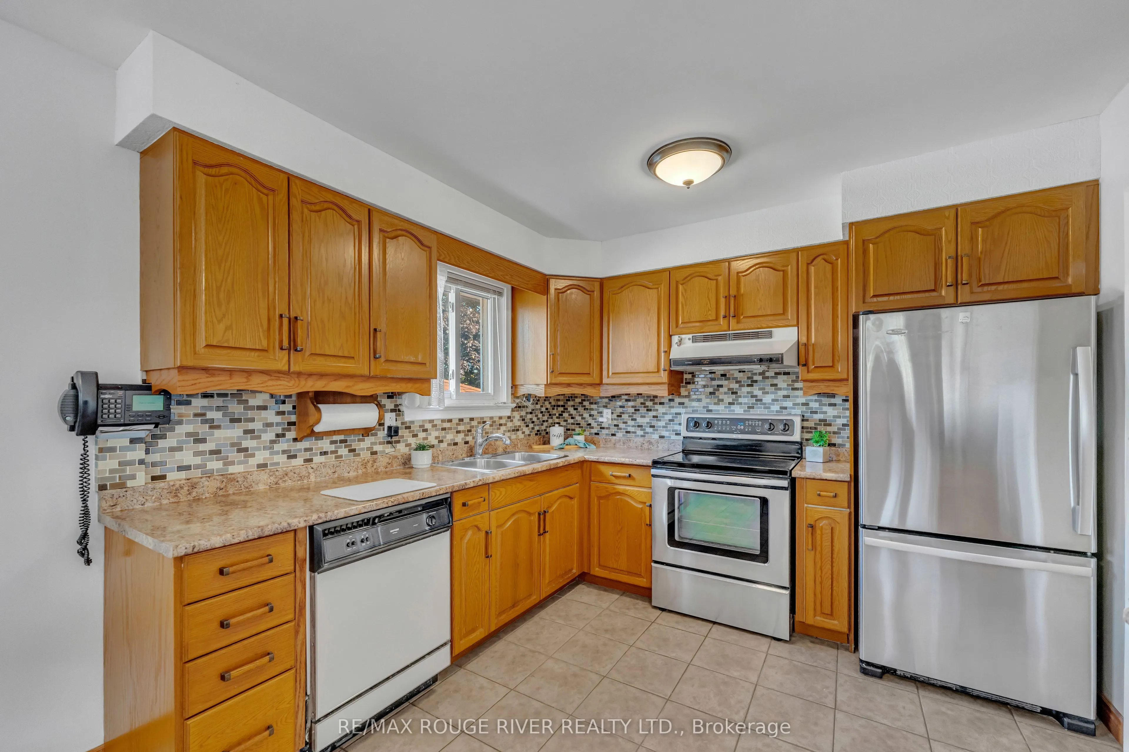 686 Perry Crescent