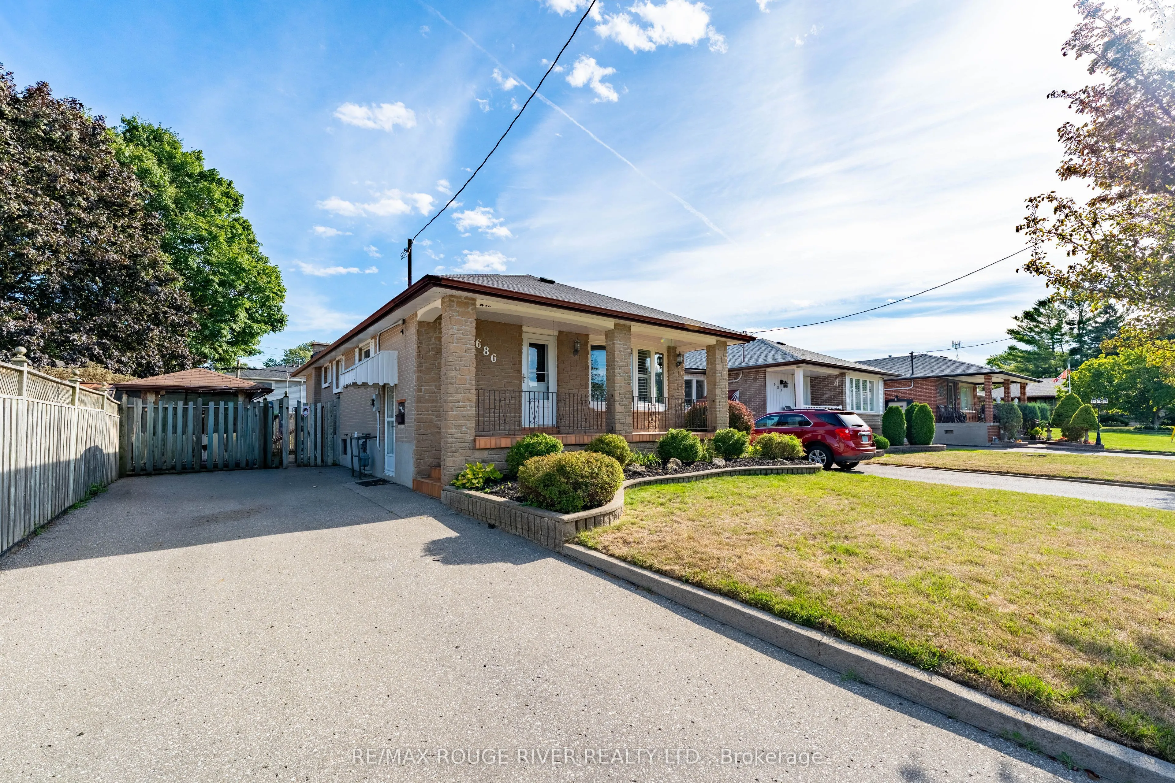 686 Perry Crescent