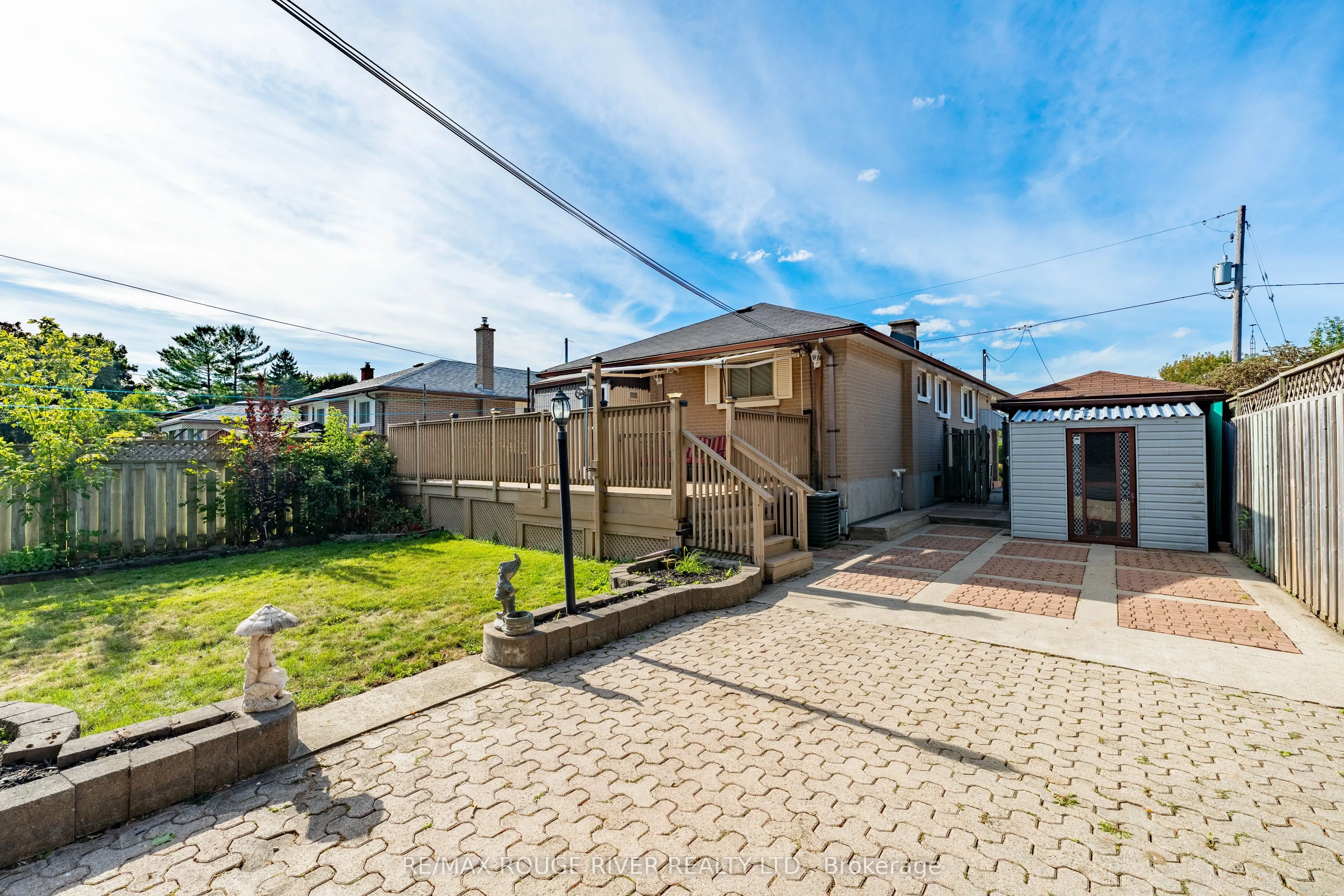 686 Perry Crescent