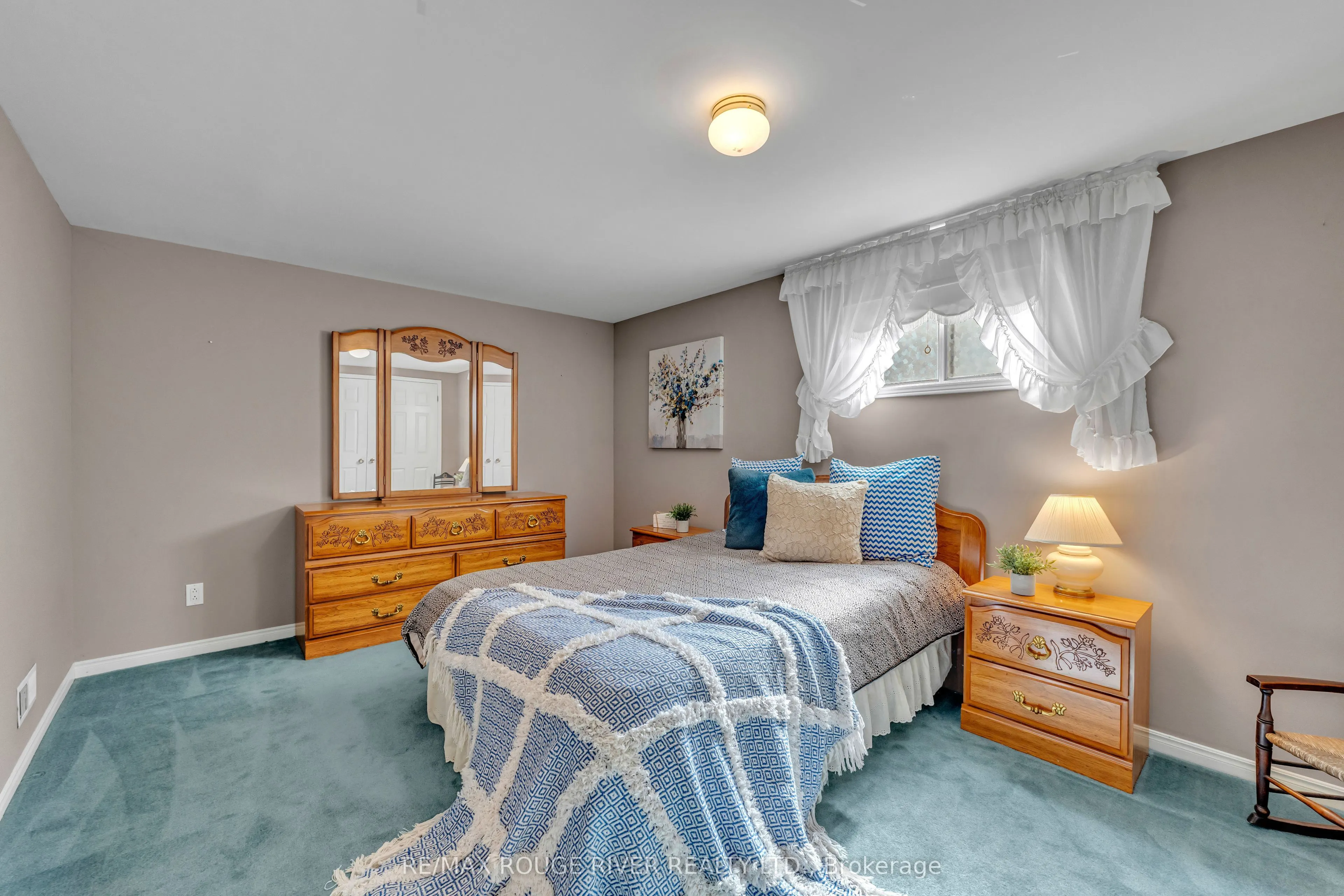 686 Perry Crescent