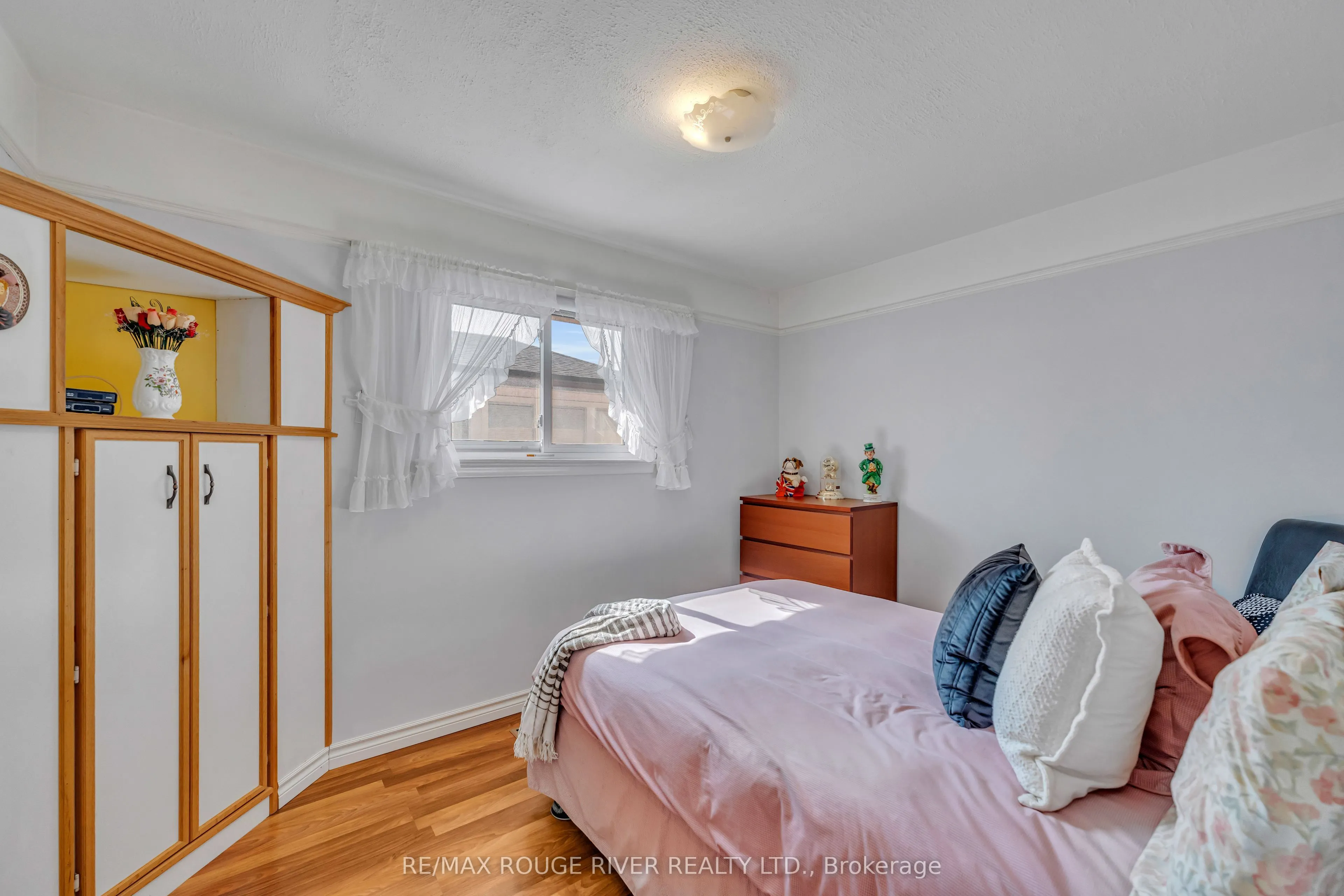 686 Perry Crescent