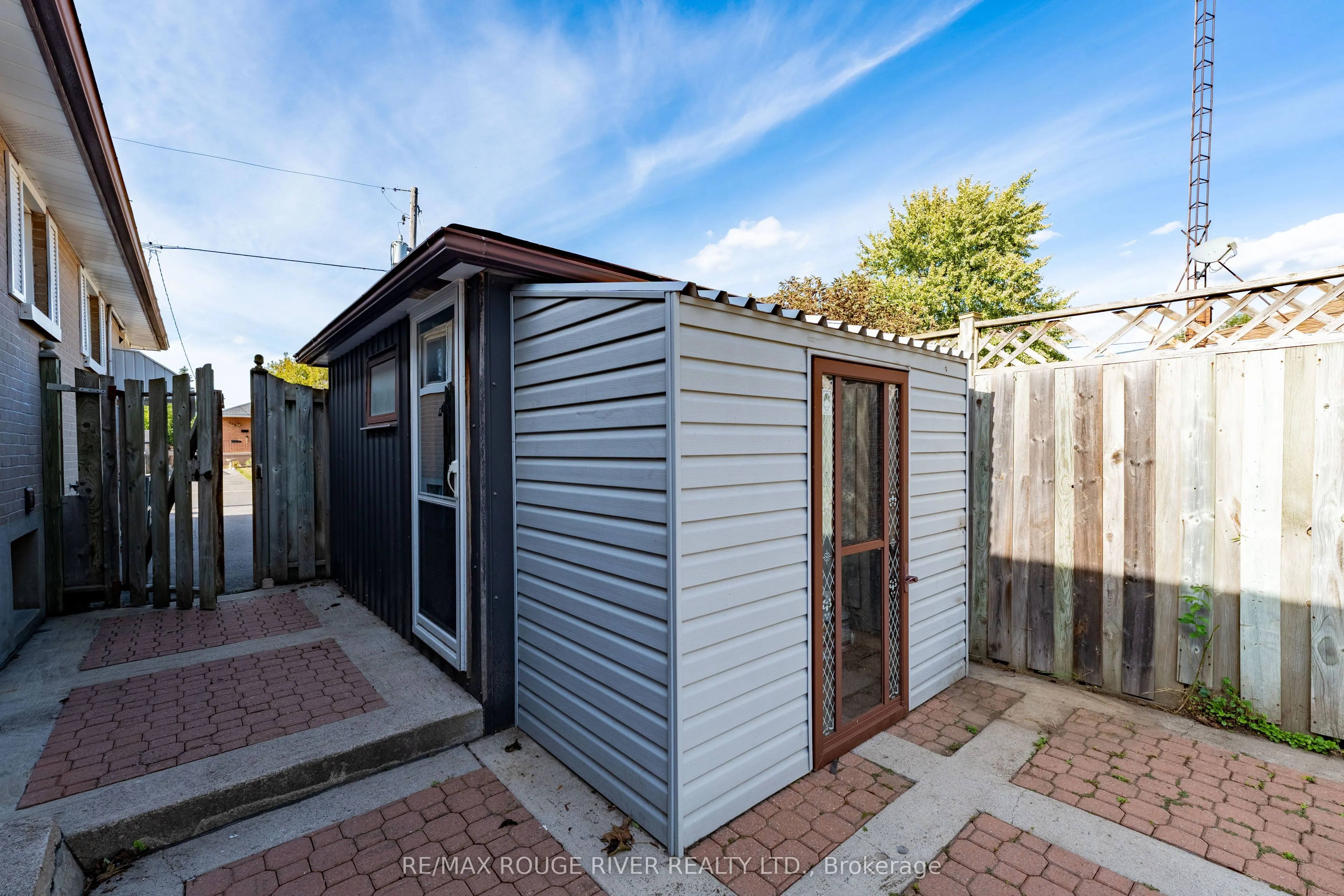 686 Perry Crescent