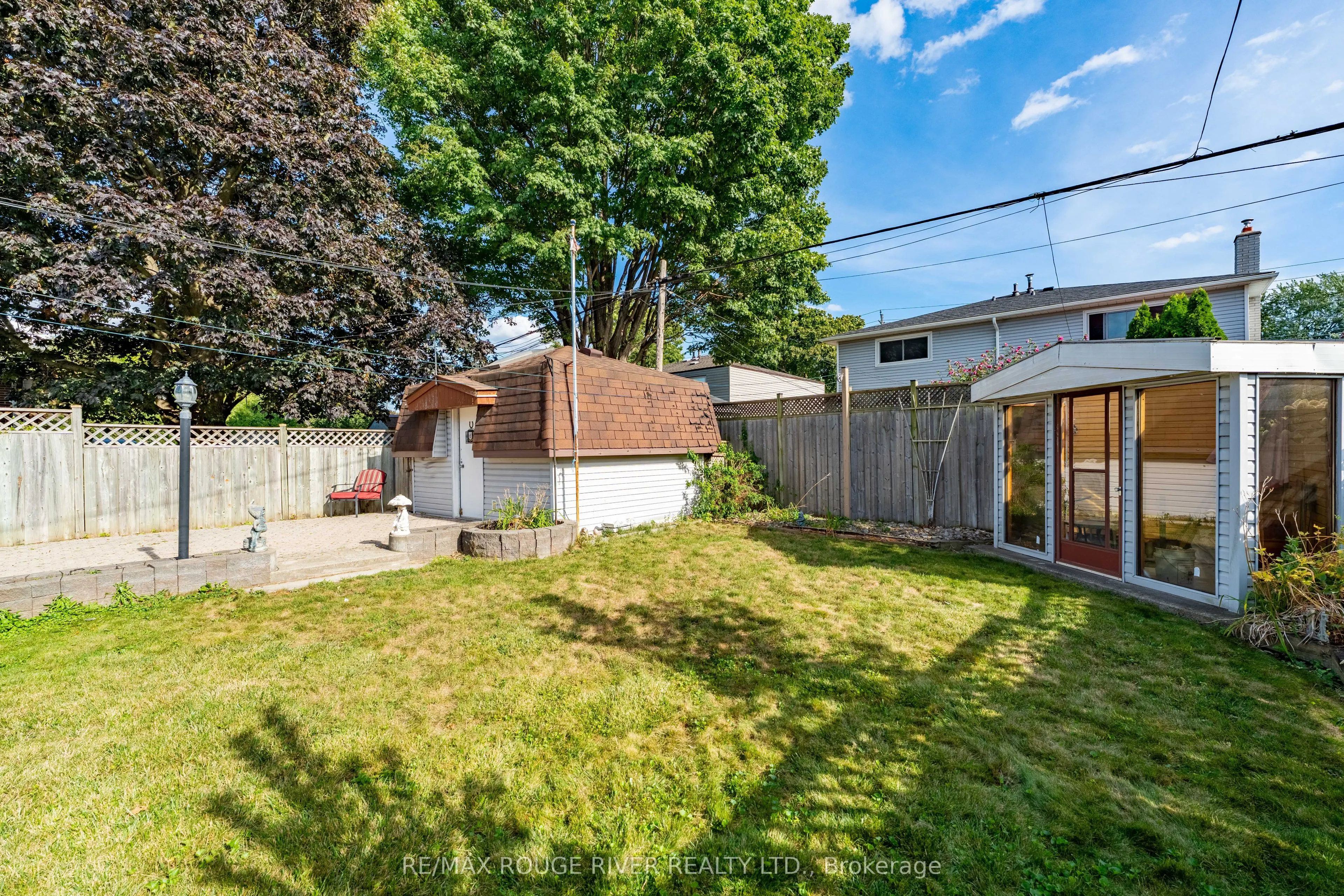 686 Perry Crescent