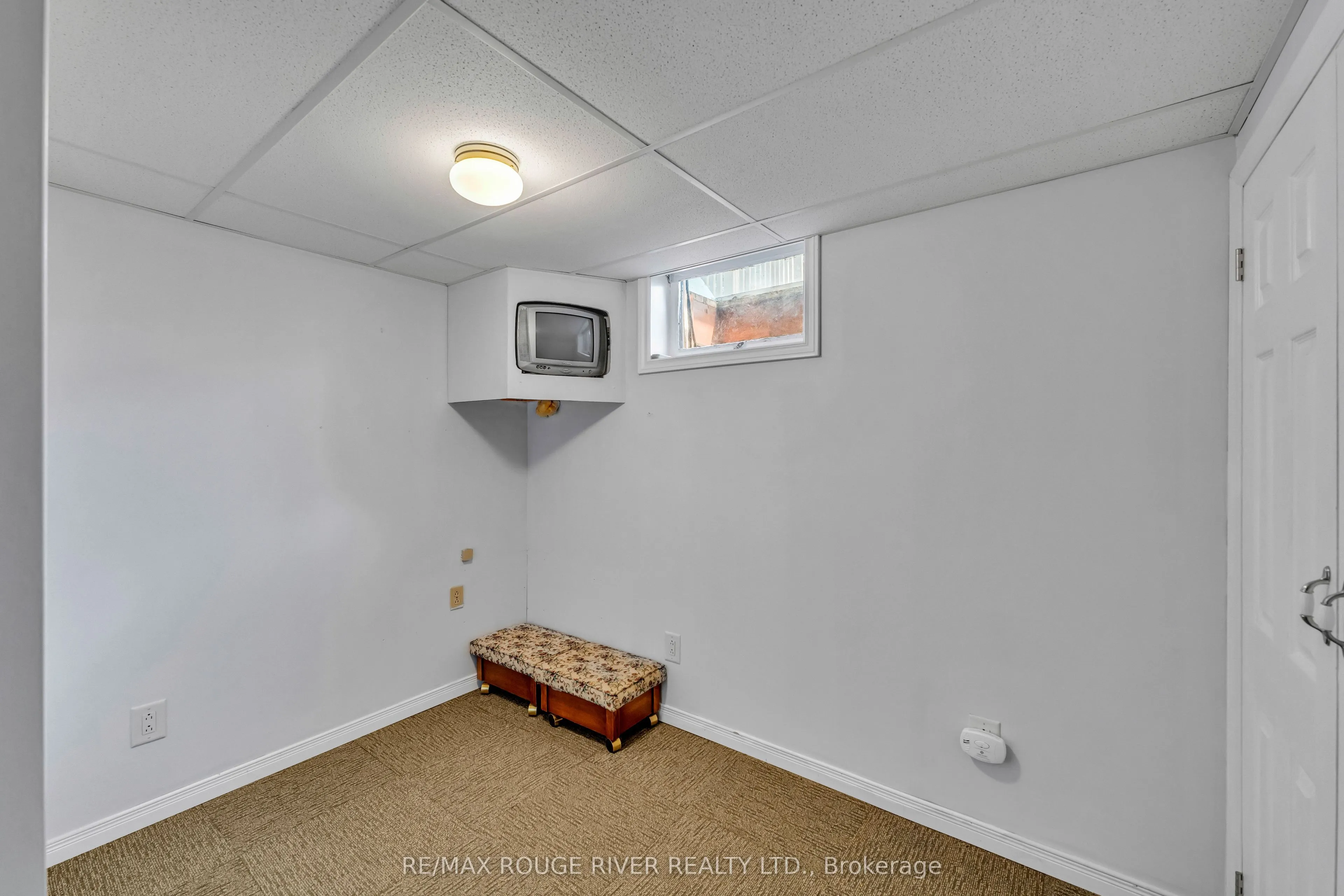 686 Perry Crescent