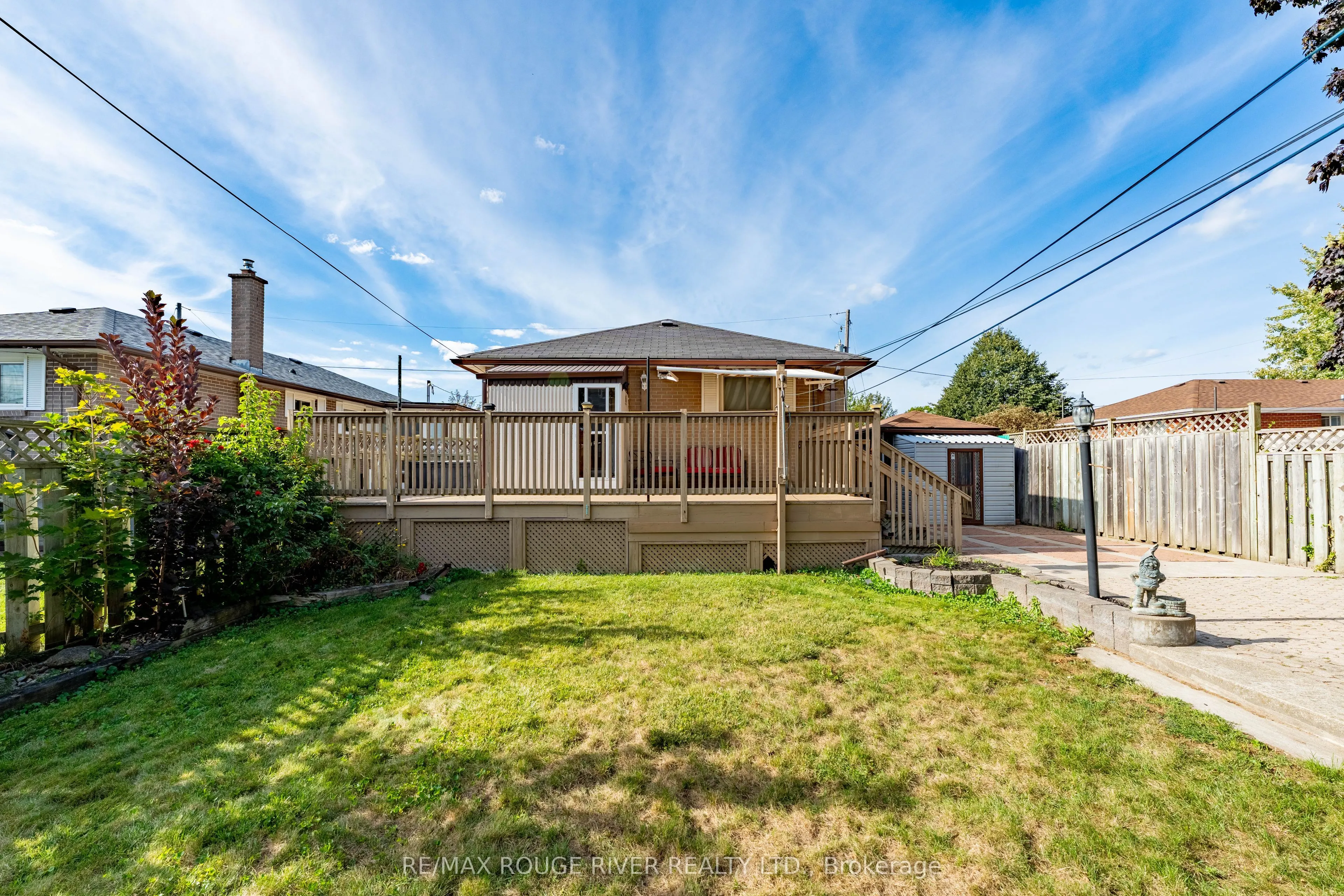 686 Perry Crescent
