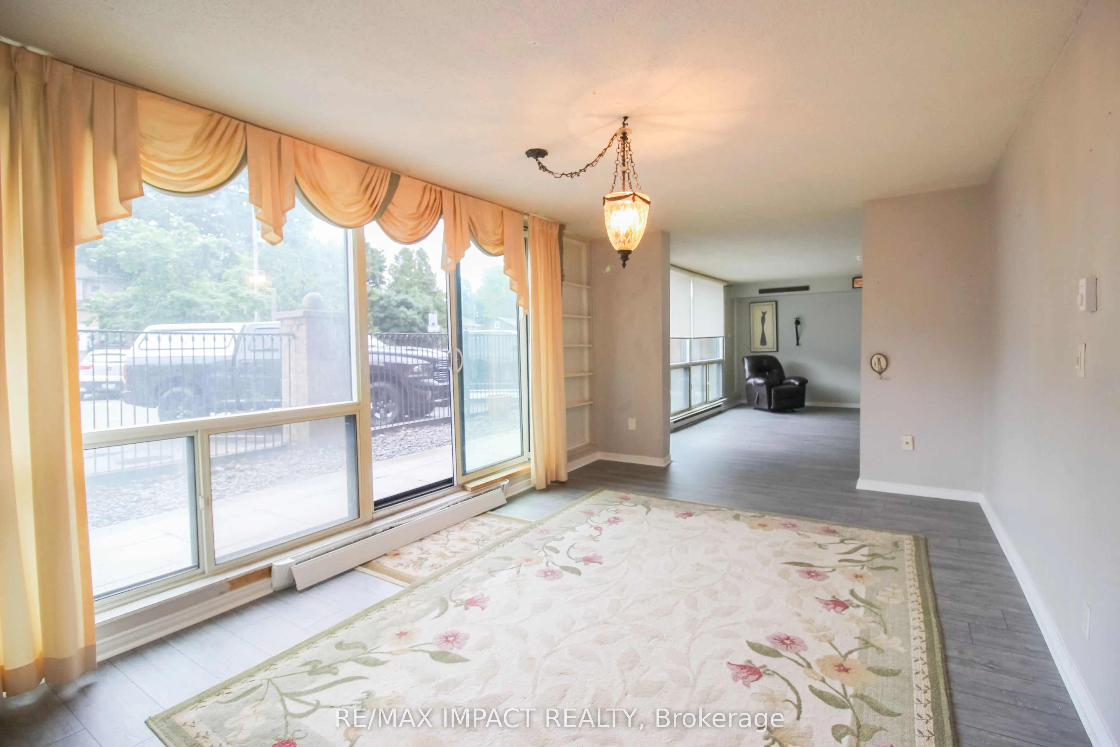 454 Centre Street S, #112