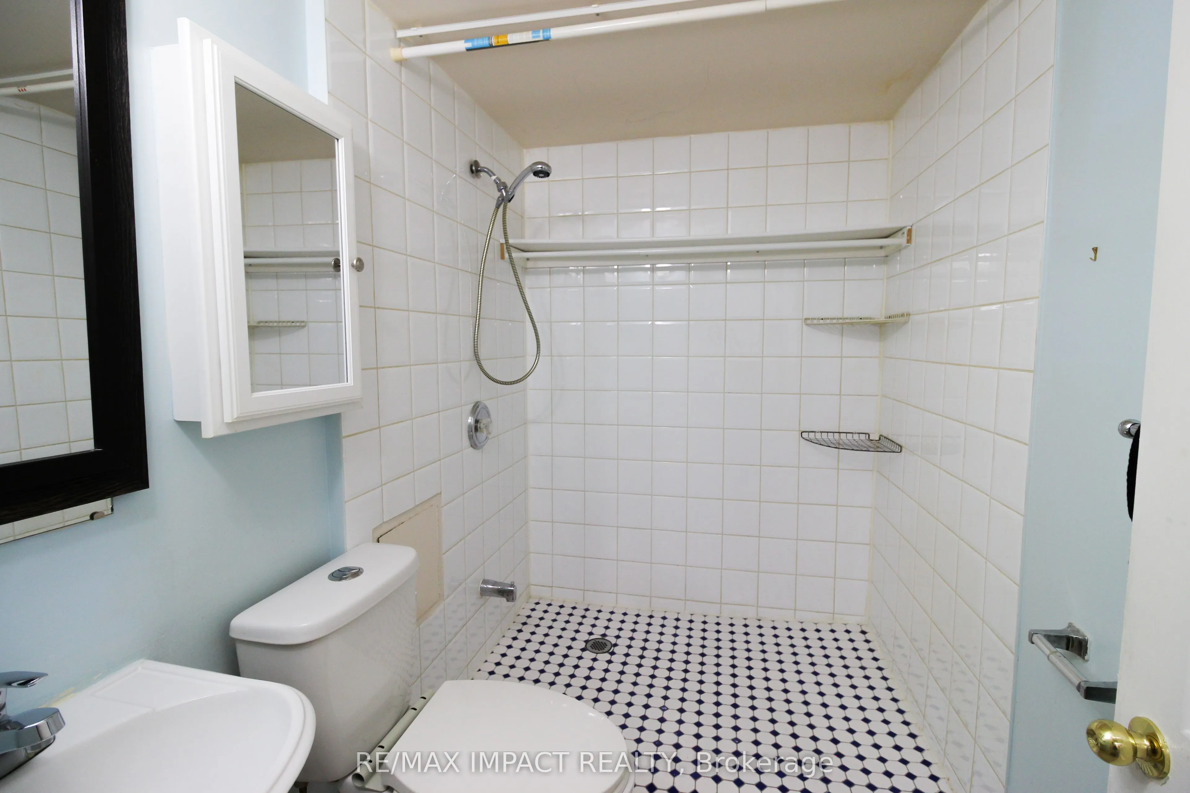 454 Centre Street S, #112