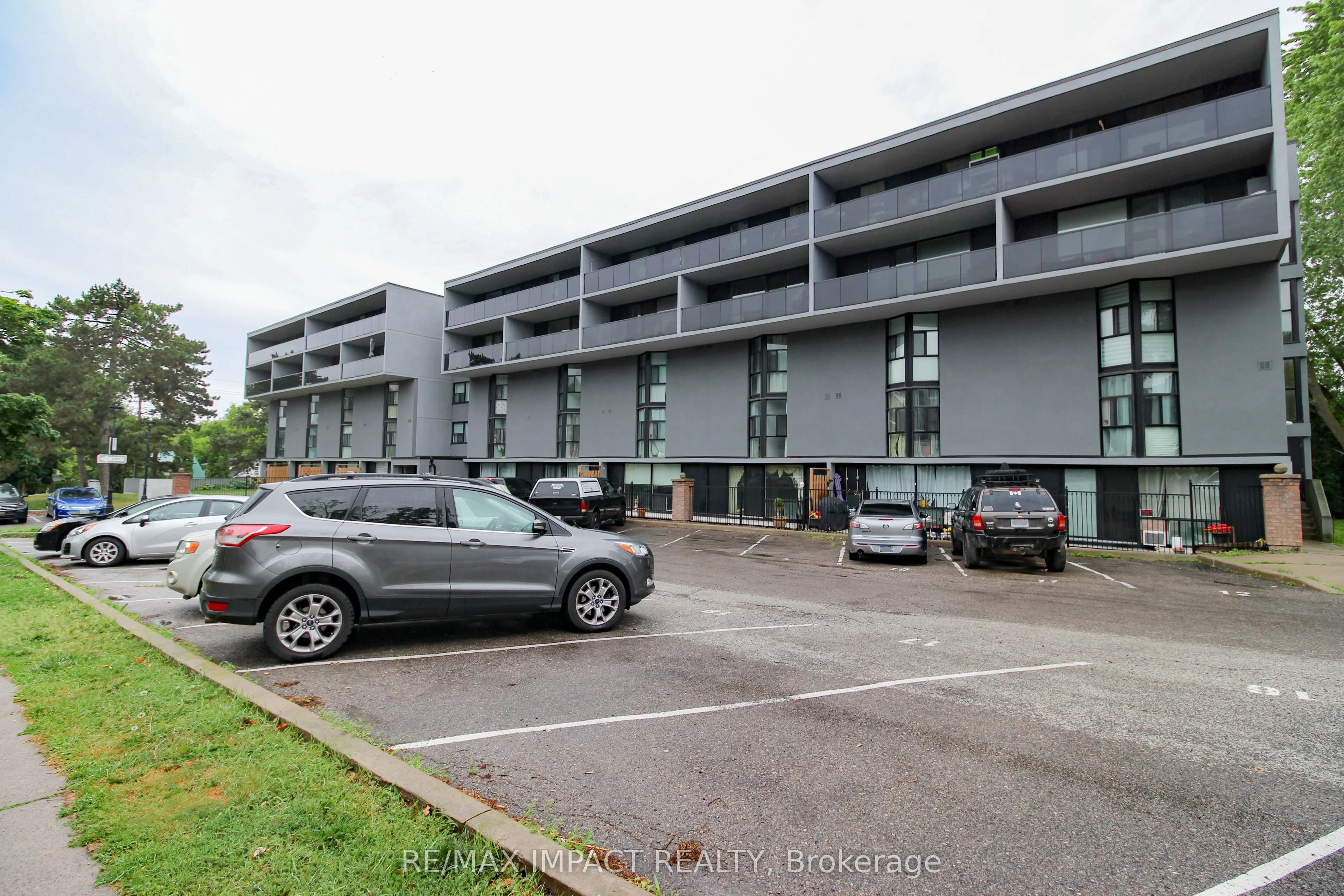 454 Centre Street S, #112