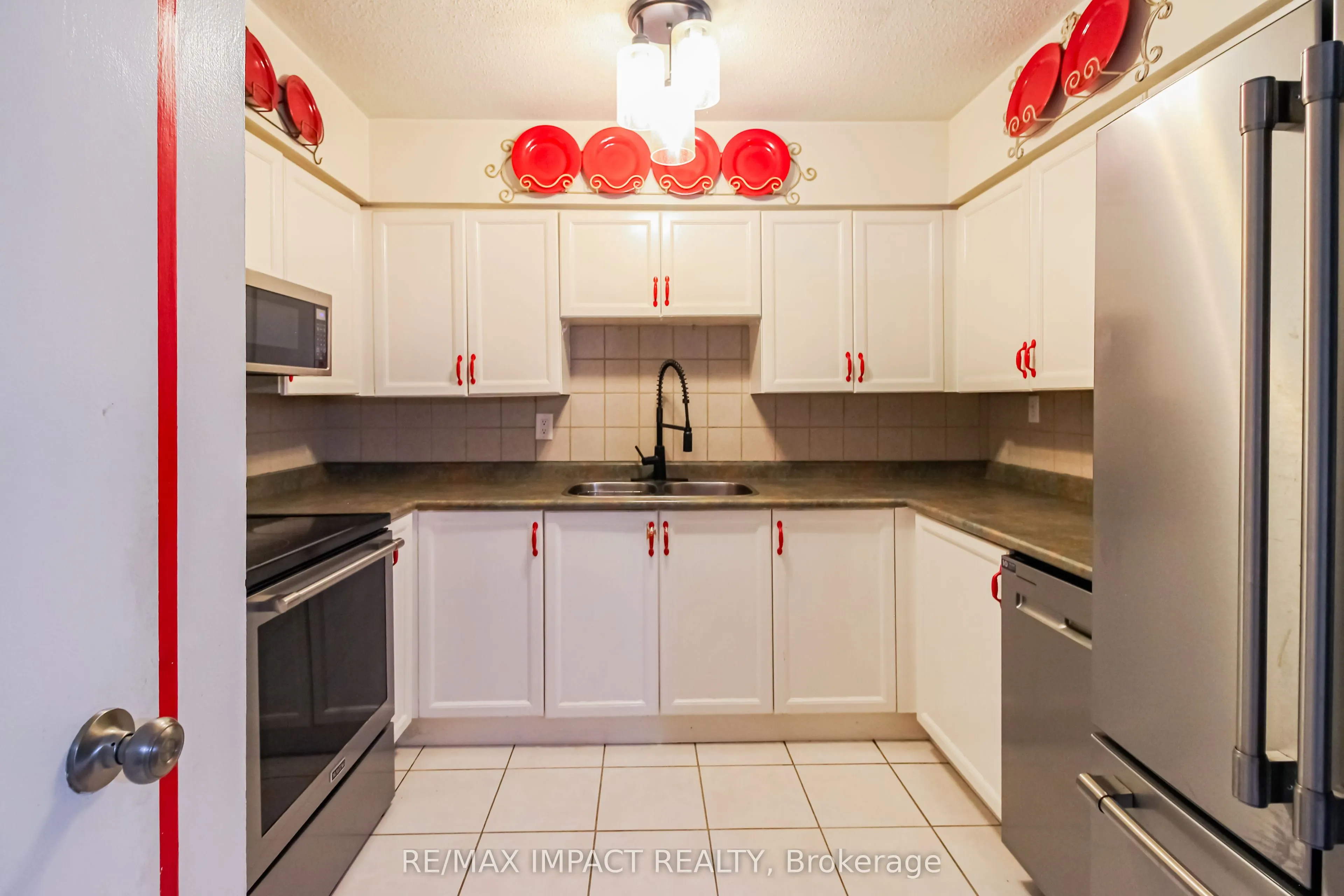 454 Centre Street S, #112