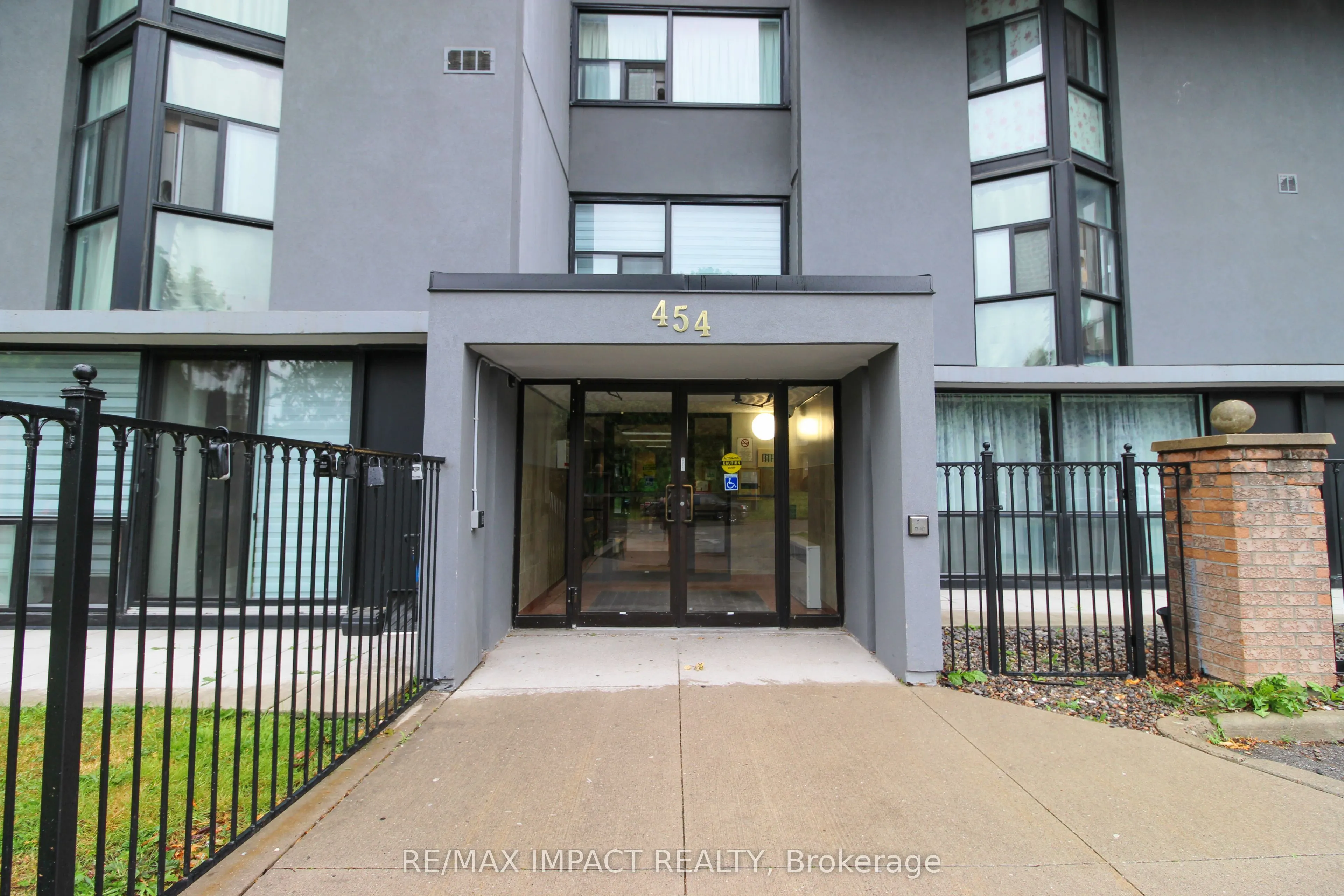 454 Centre Street S, #112