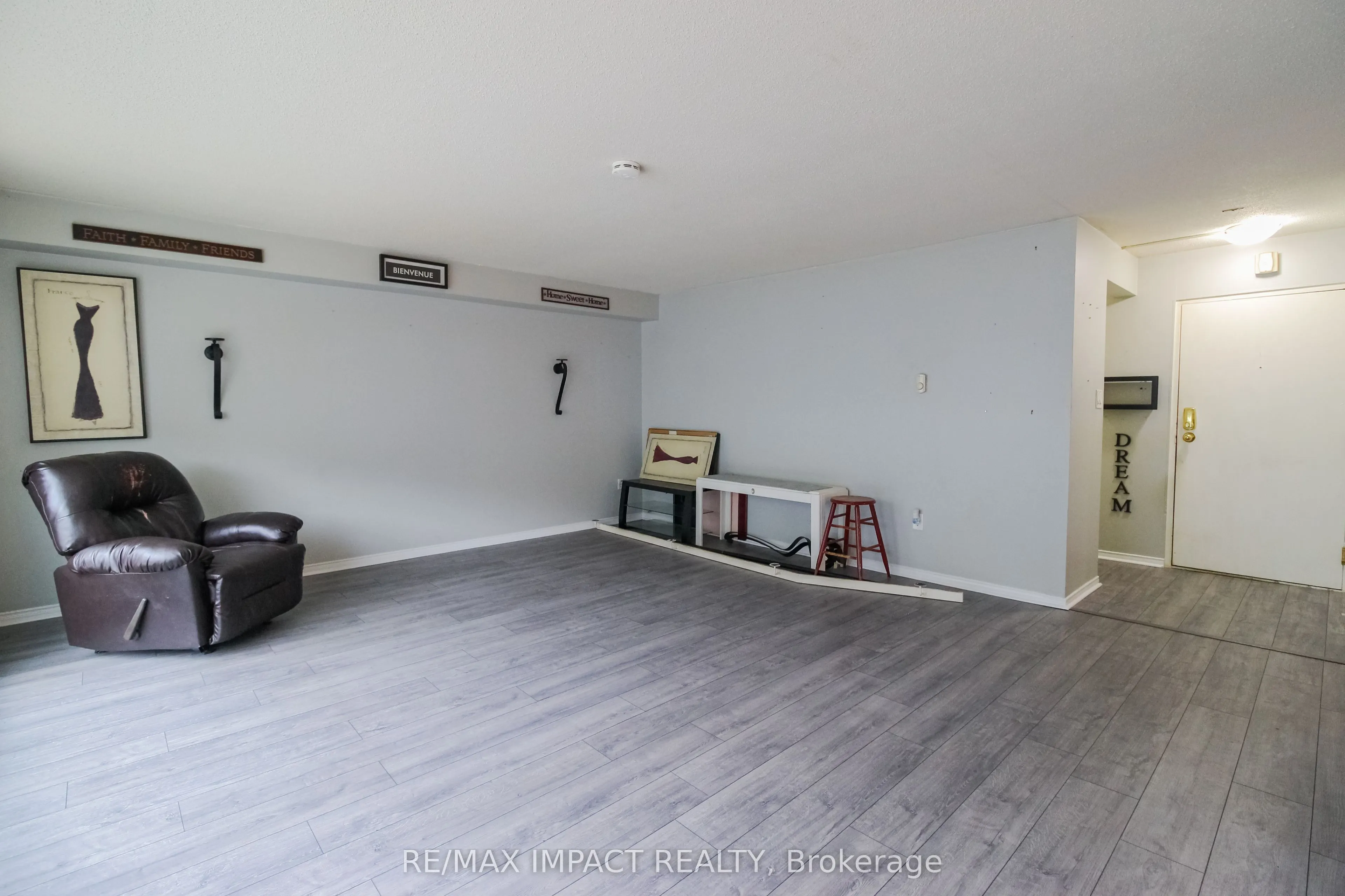 454 Centre Street S, #112