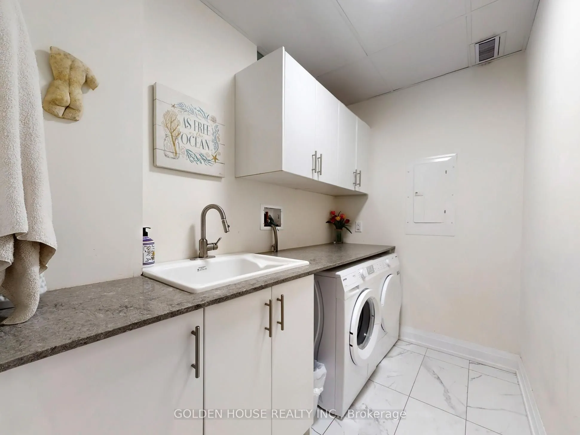 200 Woodbine Avenue, #403