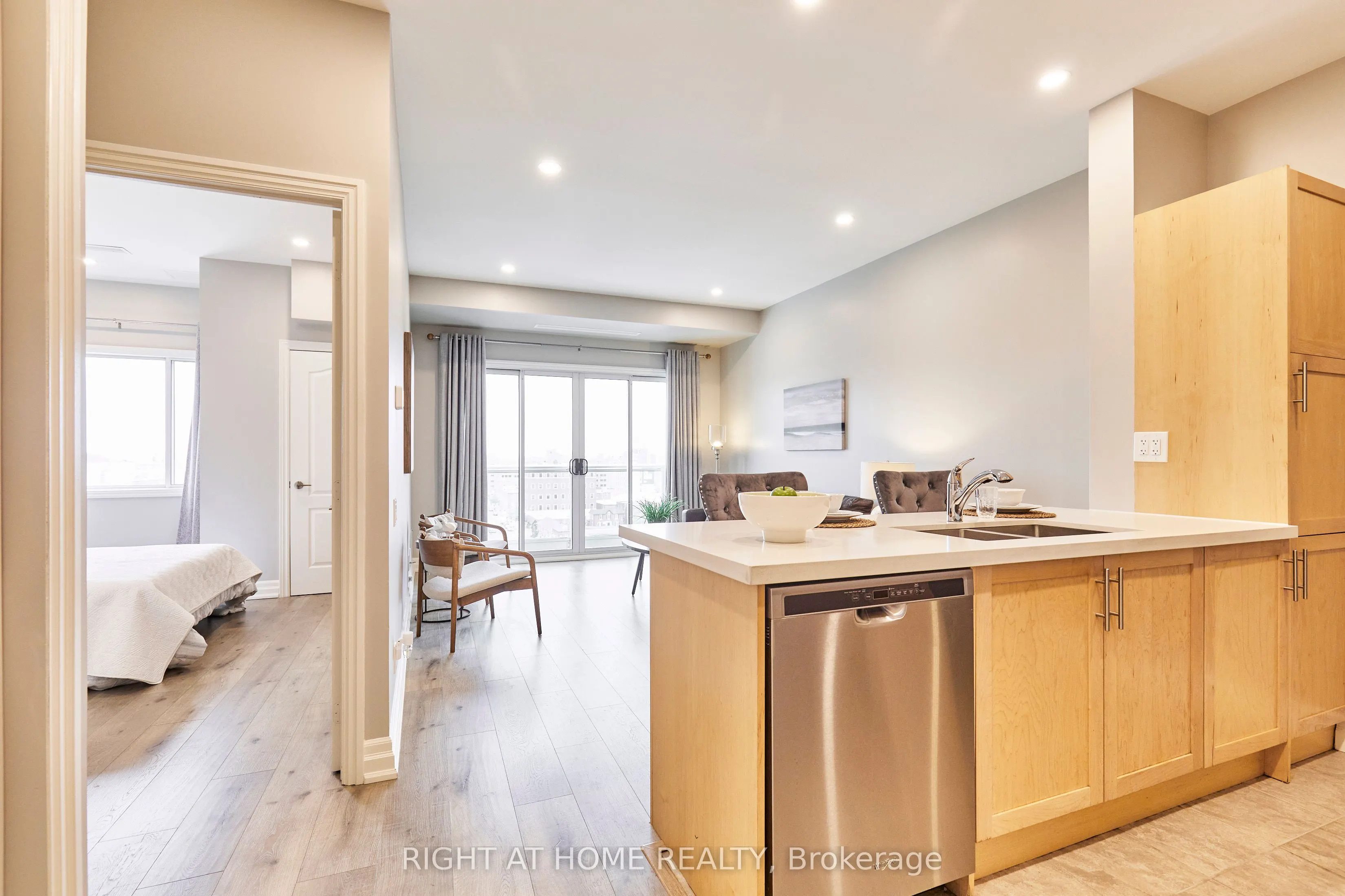 44 Bond Street W, #804