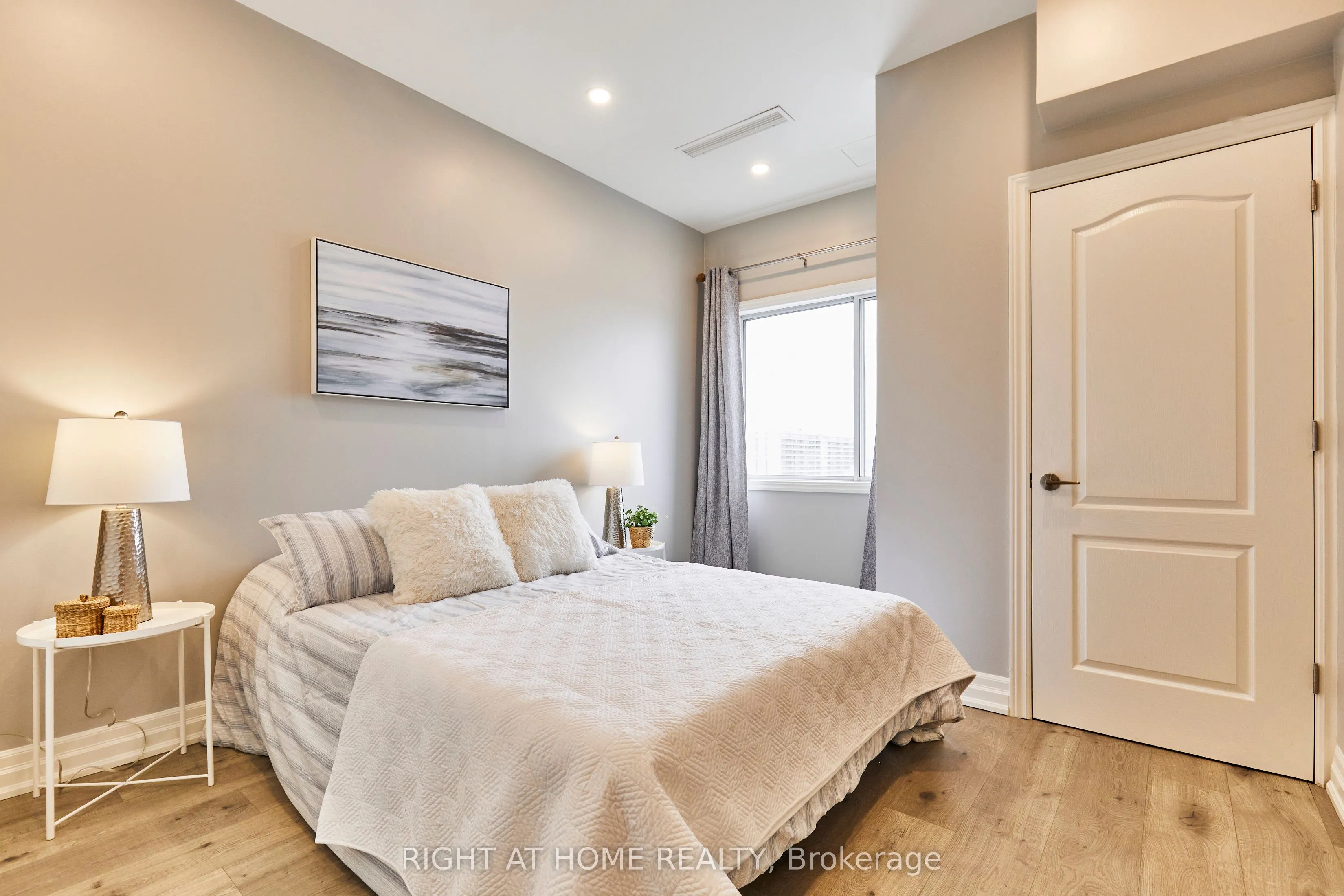 44 Bond Street W, #804