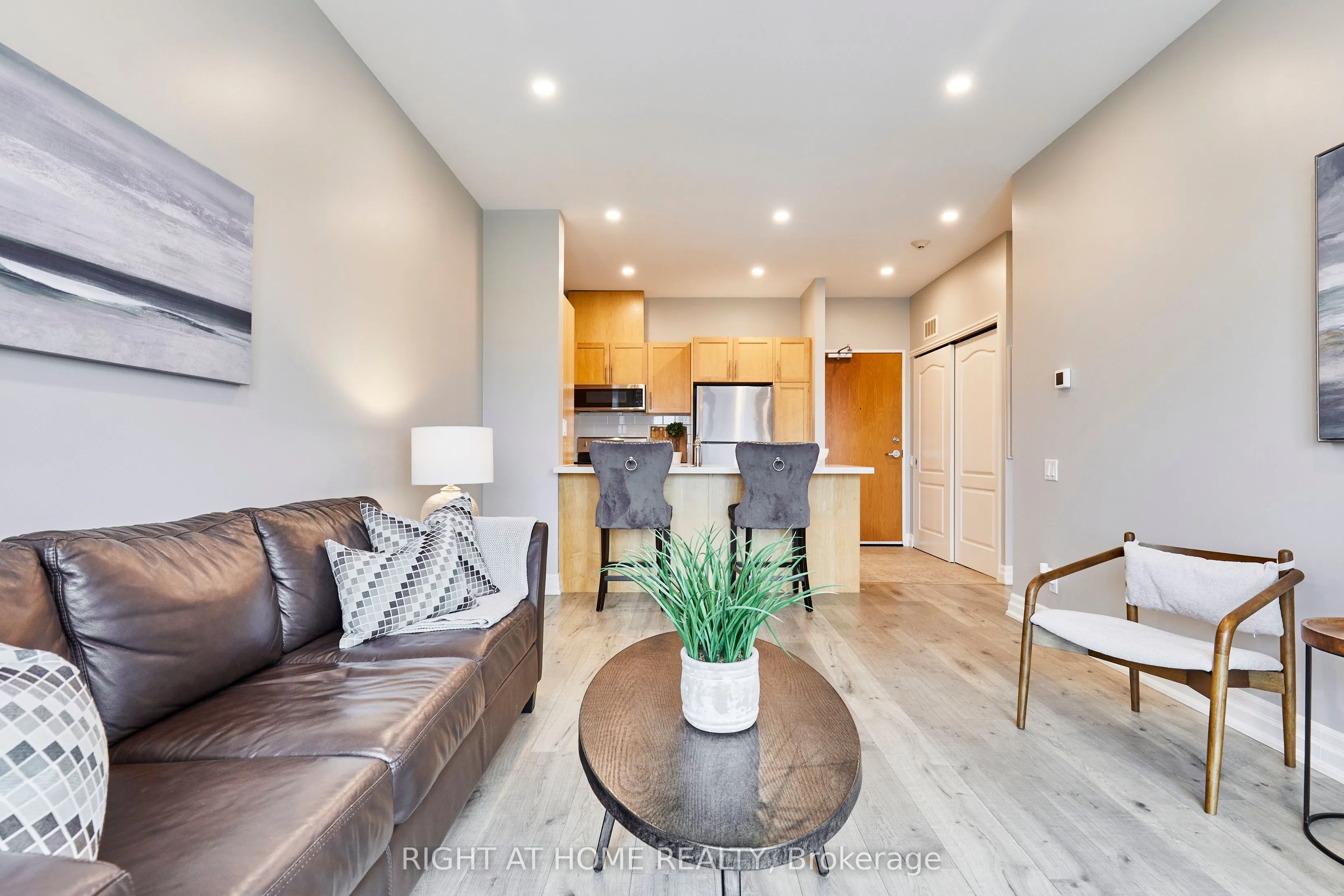 44 Bond Street W, #804